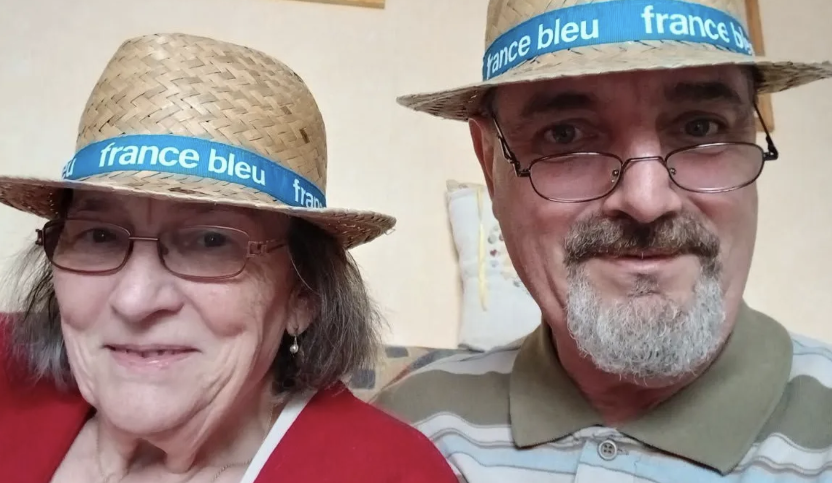 Géraldine et Thierry, deux fidèles auditeurs de Ici Normandie, désormais amoureux à la page Facebook de la radio. Leur histoire illustre la capacité des radios locales à créer du lien grâce à leurs communautés numériques.