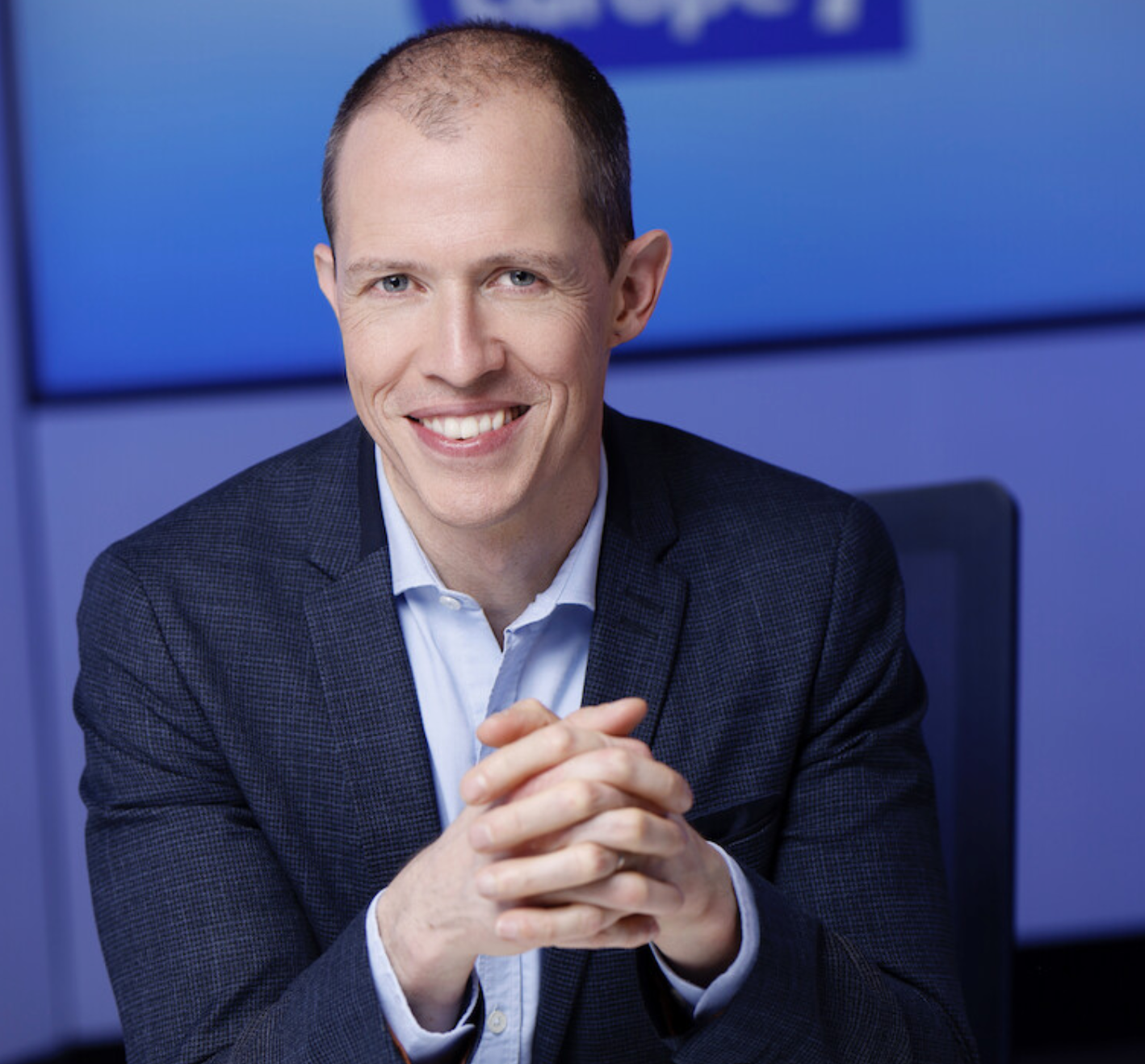 À la tête d’Europe Matin, Dimitri Pavlenko revendique une discipline de vie et une organisation millimétrée pour donner à l’antenne un ton à la fois rigoureux et chaleureux. © Pierre-Olivier – CAPA Pictures