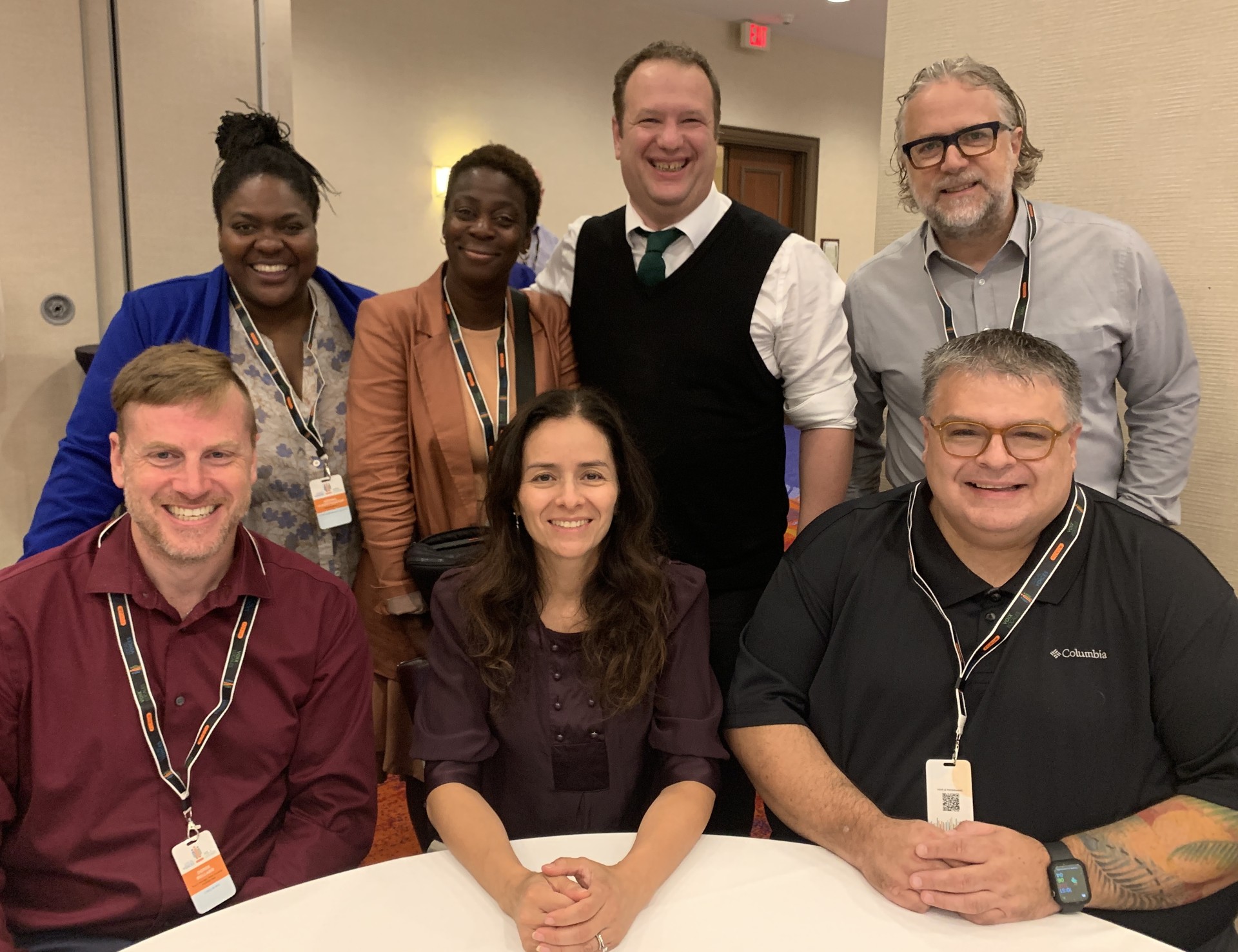 Angelica Carrero, directrice de l’ARCQ, entourée de représentants de plusieurs radios communautaires du Québec lors du Forum Les Voix locales 2025.