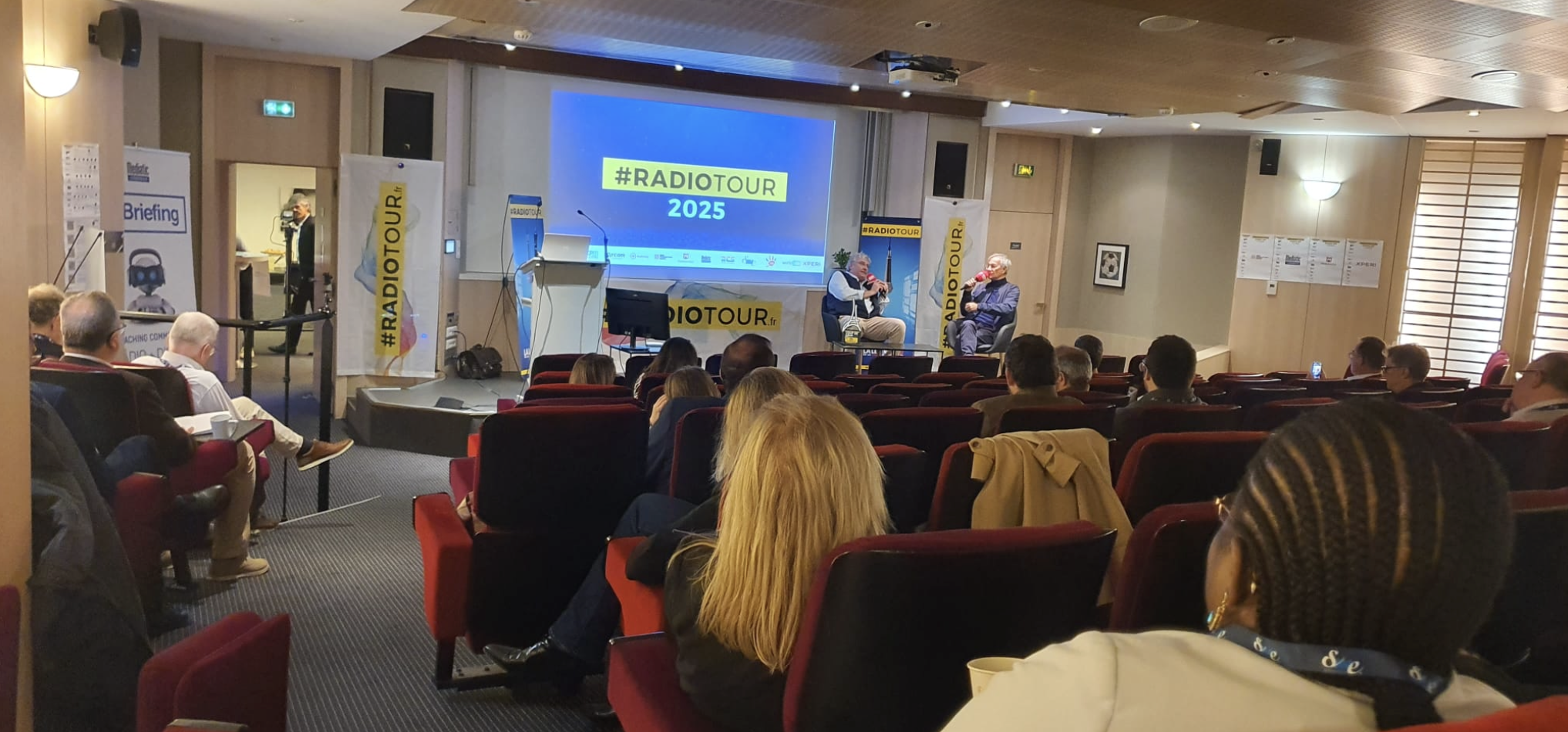 Ouverture à 09h au Mercure Paris Boulogne. Le RadioTour Paris Île-de-France a démarré dans l’amphithéâtre, avec plus de 150 professionnels inscrits pour une journée d’échanges et de retours d’expérience.