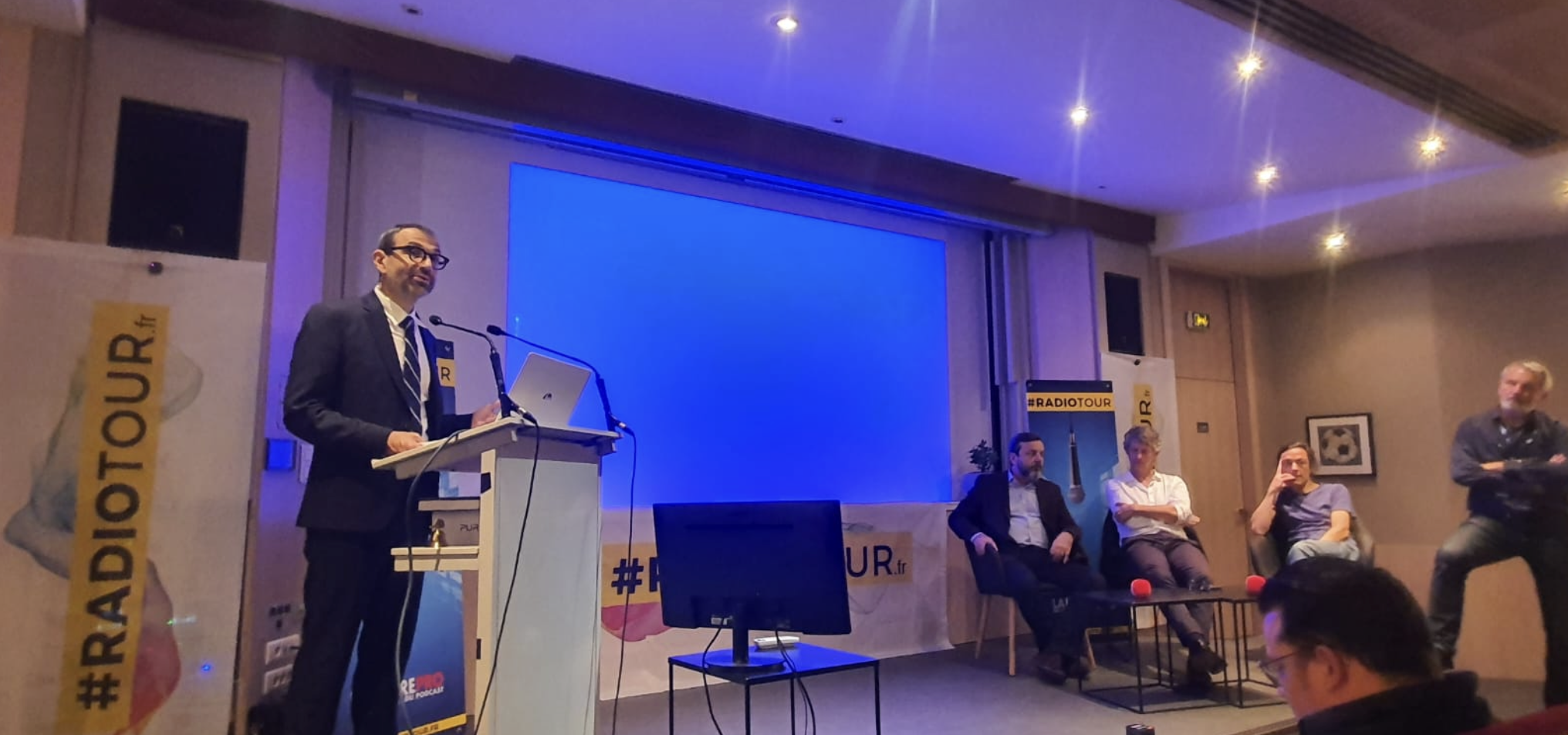 Romain Laleix rappelle que la proximité est un atout stratégique pour la radio et fait le point sur l’avenir de la FM, le développement du DAB+ et l’actualité réglementaire.