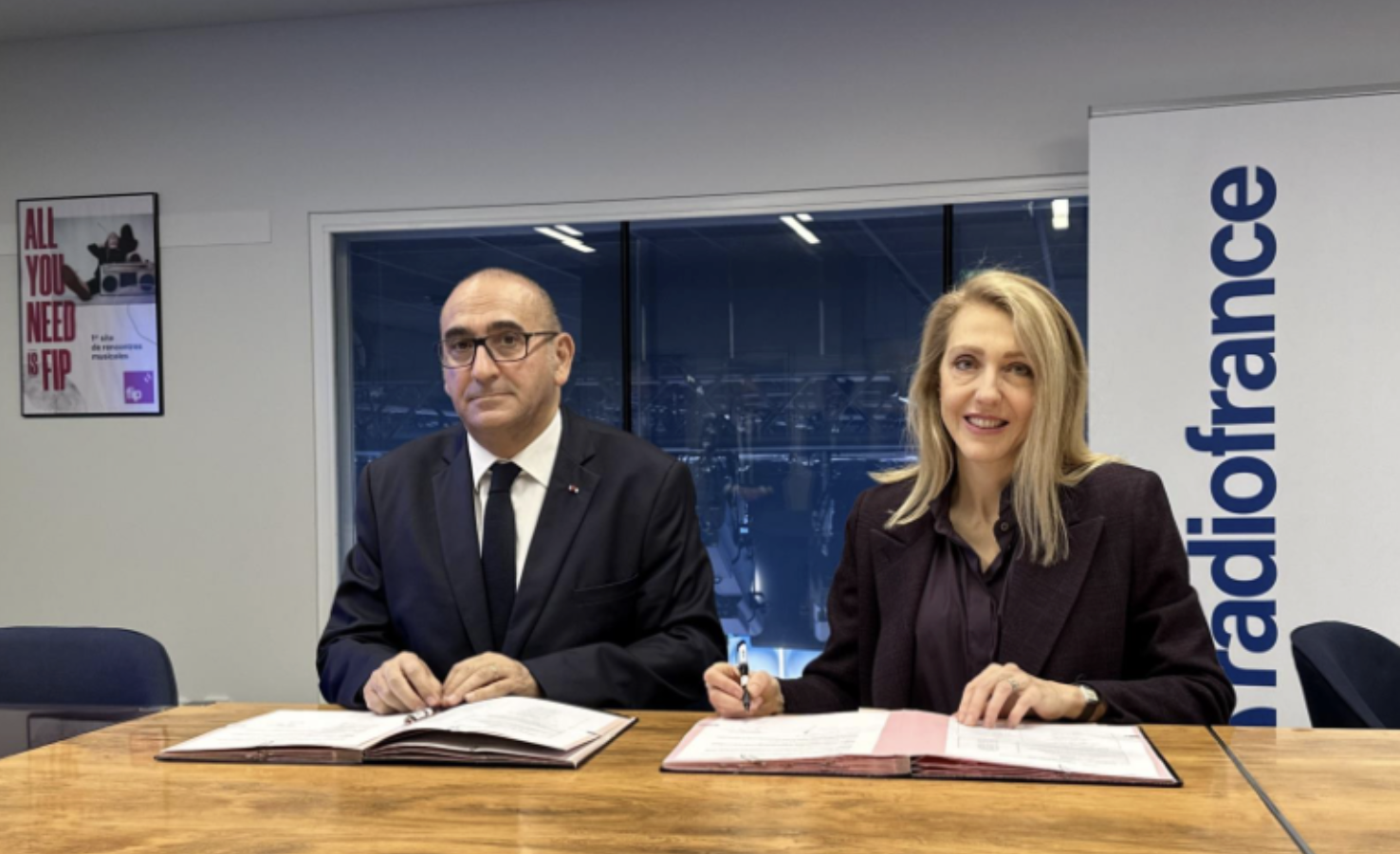 Laurent Nuñez, ministre de l’Intérieur, et Sibyle Veil, présidente-directrice générale de Radio France, ont signé le 15 octobre 2025 une nouvelle convention de partenariat. Cet accord réaffirme le rôle stratégique de la radio publique dans la diffusion des alertes et l’information des citoyens en cas de crise.