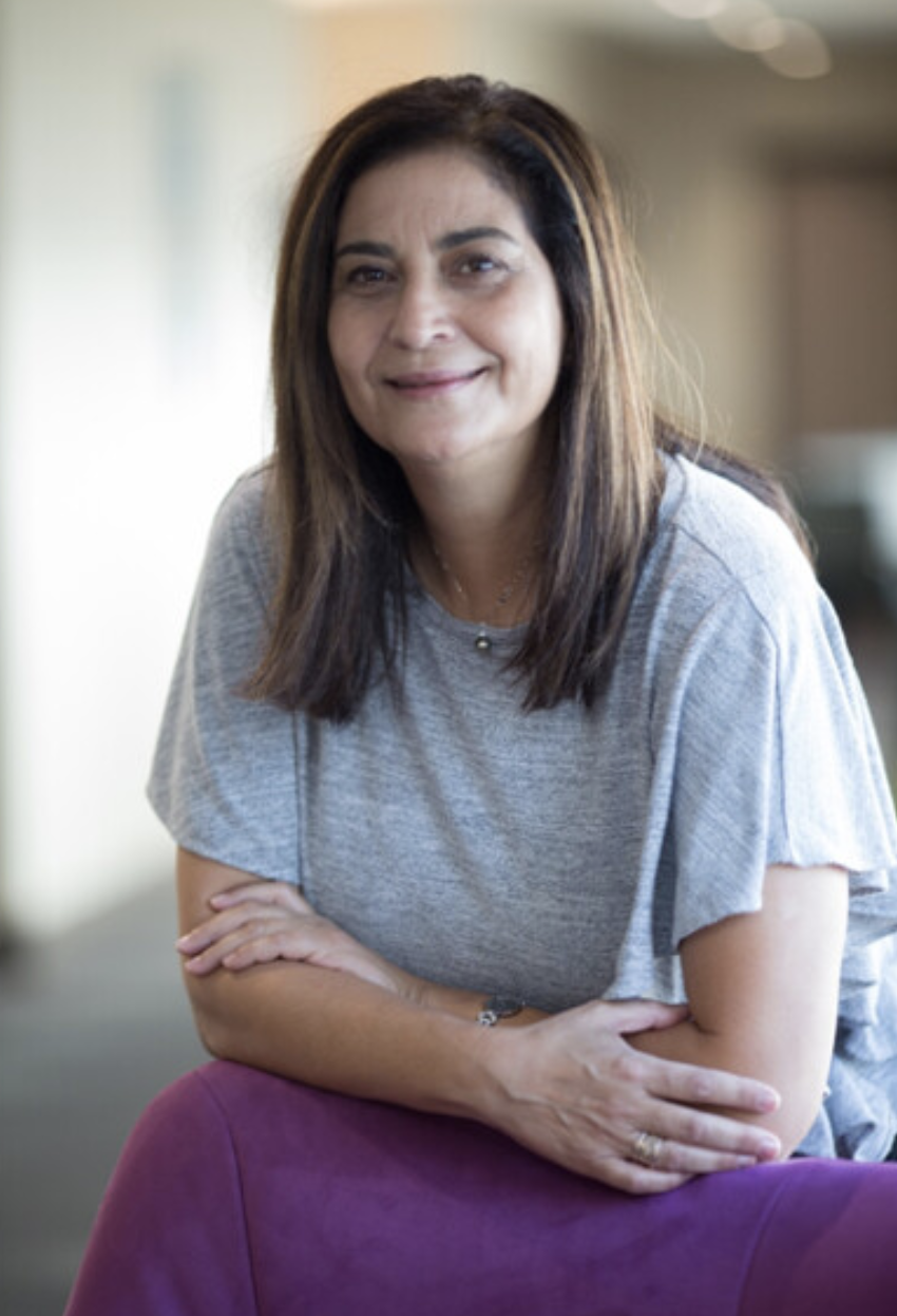 Maysoun Odeh-Gangat, fondatrice et directrice de Nisaa FM, a fait évoluer sa radio communautaire palestinienne vers une mission humanitaire au cœur du conflit.