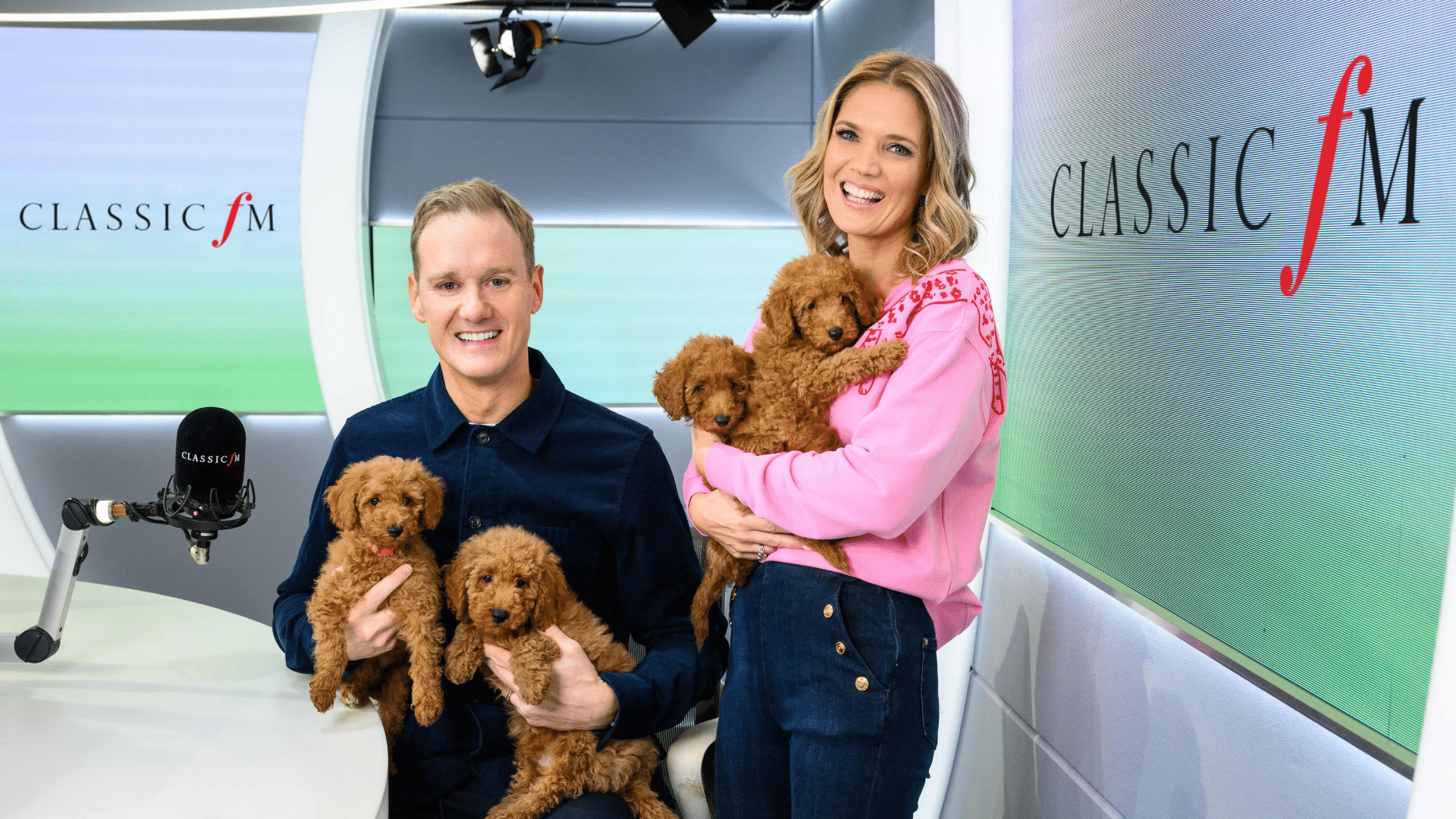 Les animateurs de Classic FM entourés de chiots à l’occasion du lancement de "Pet Classics". L’an dernier, la station avait reçu des milliers de photos et vidéos d’auditeurs montrant leurs animaux  (chiens, chats, lapins, chevaux, tortues ou serpents) paisiblement à l’écoute des programmes.