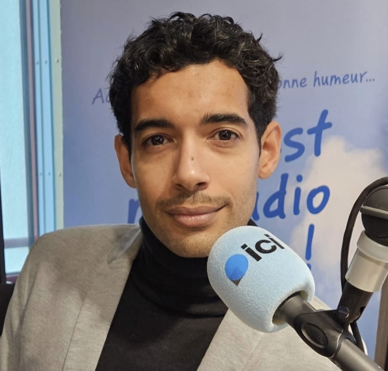 Maxime Veyrier, animateur de la matinale d’ICI Lorraine, représentera la radio francophone au RadioStar Contest 2025, une compétition internationale réunissant vingt talents venus du monde entier. Il y défendra une certaine idée de la radio : sincère, incarnée et ancrée dans son territoire.