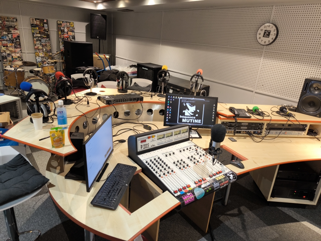 Le nouveau studio de Fréquence Mutine à la Maison de Quartier Bellevue-Kérinou, équipé quasi exclusivement de matériel de seconde main. La console analogique Rami RP2000 trône au centre, symbole du réemploi et de l’esprit alternatif de la radio brestoise.