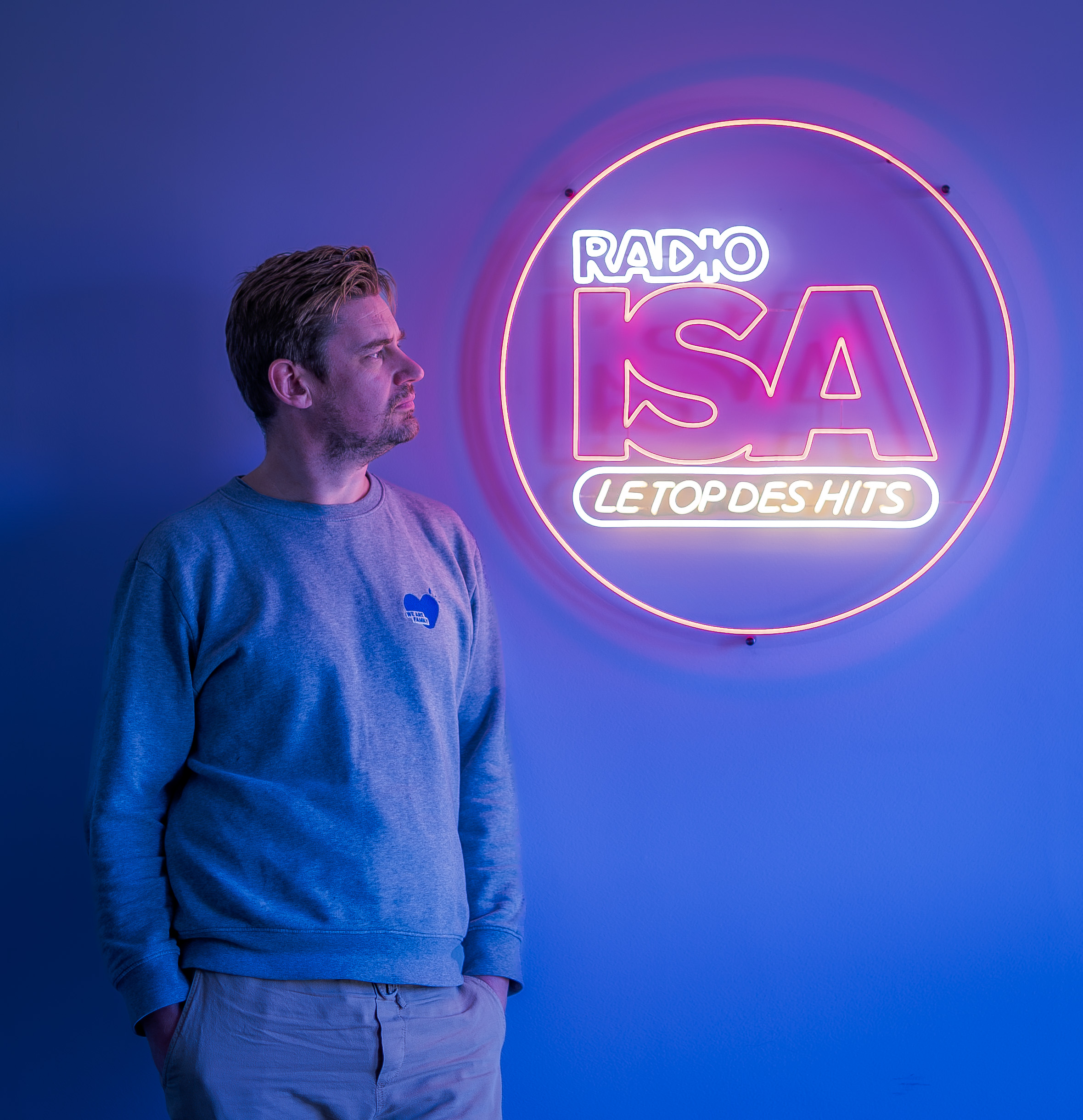 Michael Leveque, directeur des programmes du Groupe ISA, devant l’emblème lumineux de Radio ISA. Présent sur plusieurs territoires (Isère, Charente, Ain, Aisne, Cher, Loiret...) le groupe réunit 162 500 auditeurs quotidiens et renforce sa présence digitale.