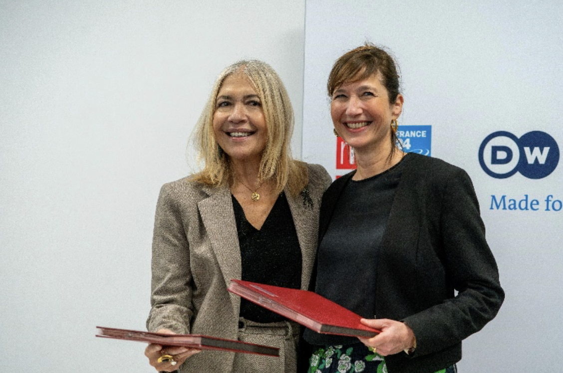 Marie-Christine Saragosse (à gauche), Présidente-directrice générale de France Médias Monde, et Barbara Massing (à droite), Directrice générale de Deutsche Welle, lors de la signature du protocole d’entente à Bucarest le 2 décembre 2025.