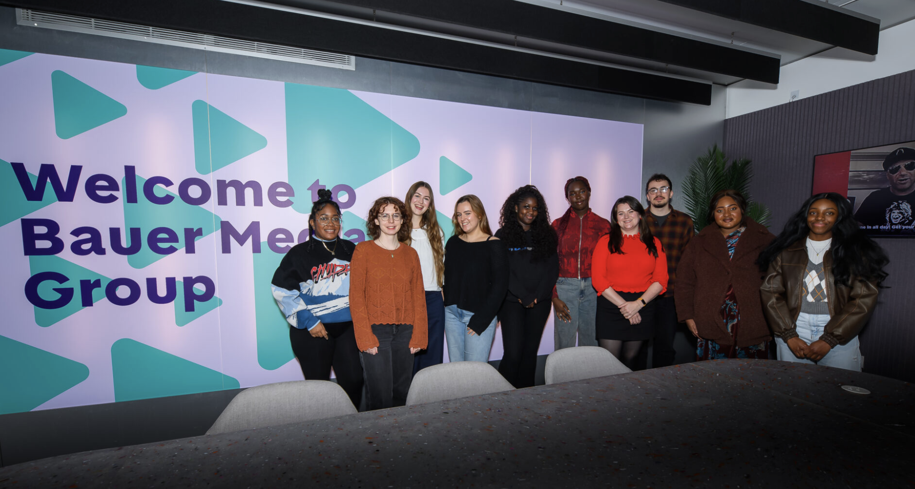 Les premiers participants du programme "Project London : Media Foundations" accueillis chez Bauer Media Group. Pendant six semaines, ils seront formés aux métiers de la radio et de l’audio au sein des grandes marques du groupe.