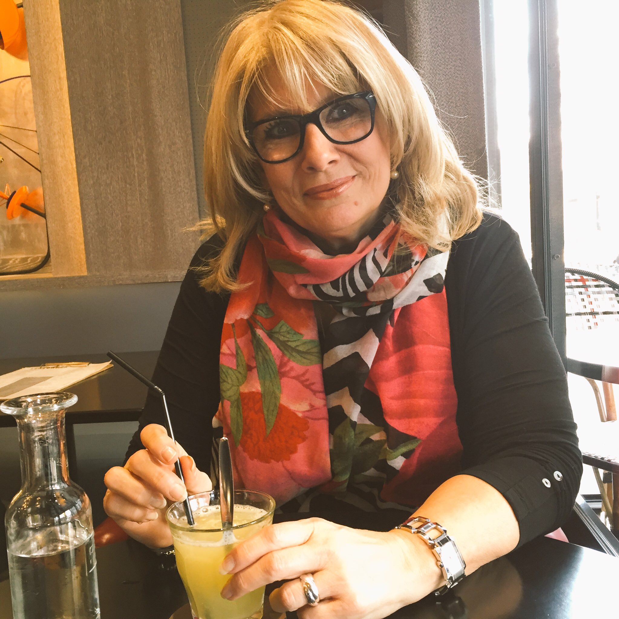 Évelyne Adam au mythique bar Les Ondes en face de la Maison de la radio / Photo FQ