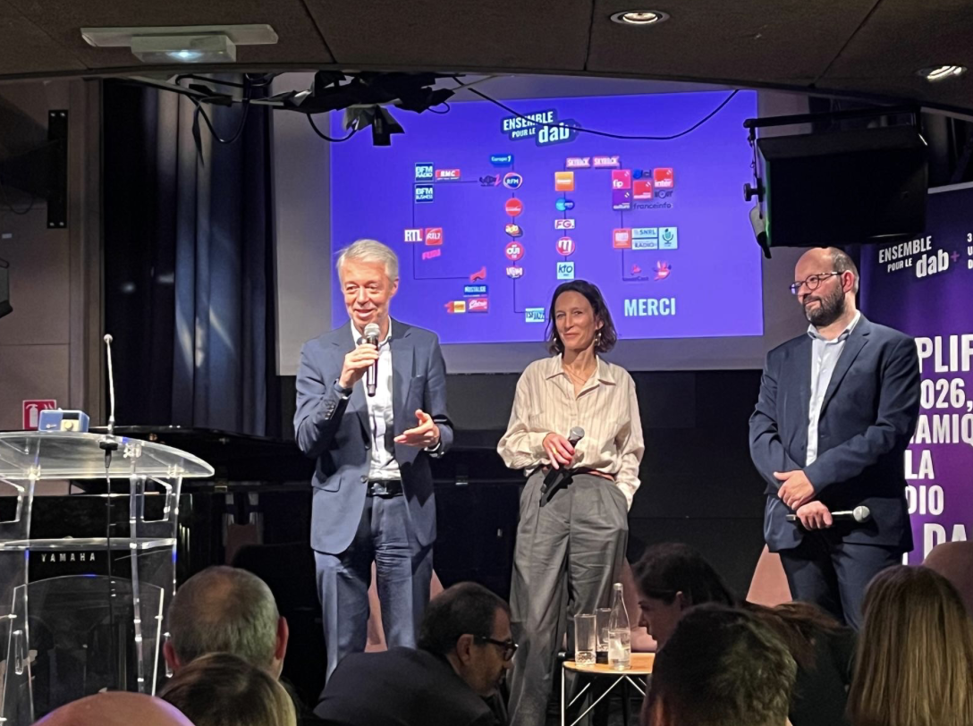 Charles-Emmanuel Bon (à gauche) président de l’association "Ensemble pour le DAB+"