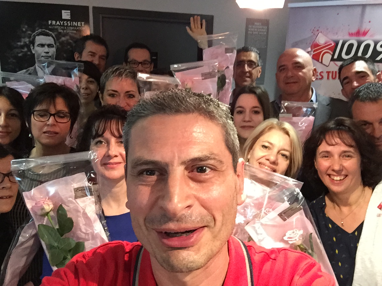 Wilfried (bien) entouré par les secrétaires et assitantes de cette entreprise du Tarn