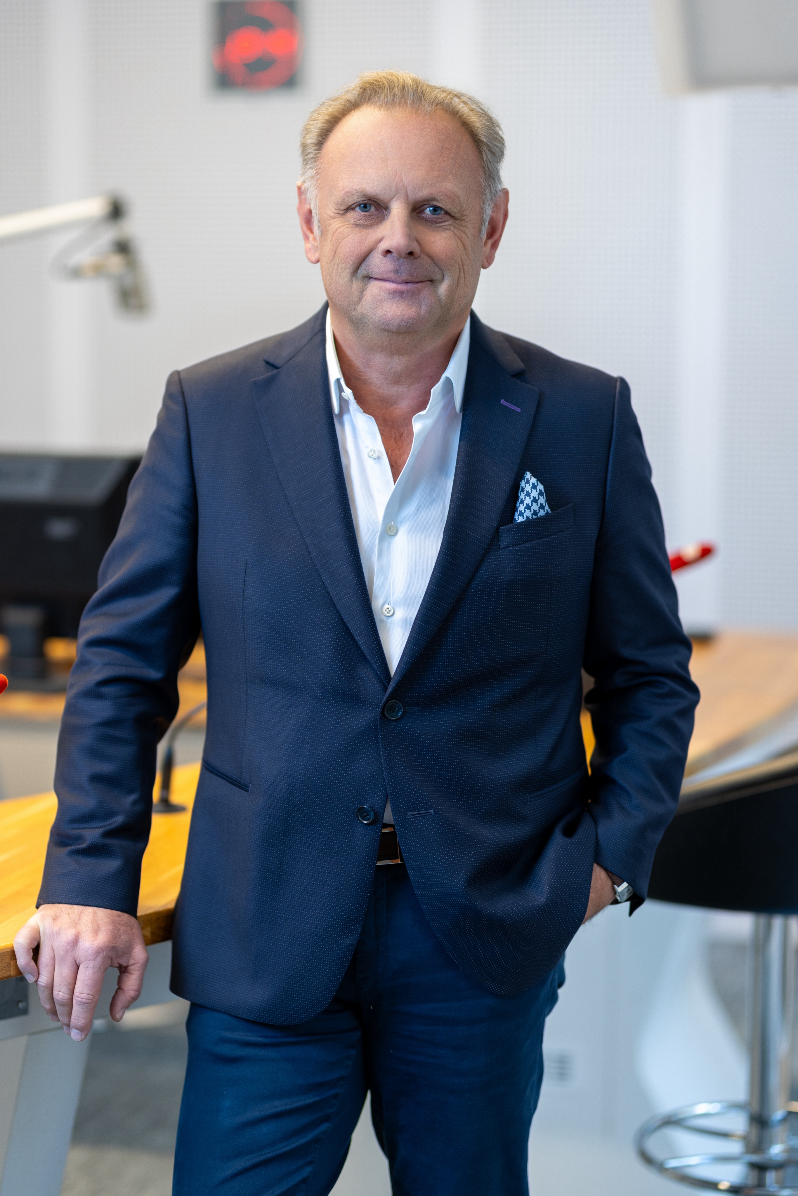 "La radio demeure un réflexe. Mais pour faire jeu égal avec les plateformes, il faut des règles équitables et un soutien clair à l’innovation", plaide Christophe Schalk, alors que les radios indépendantes affrontent des défis économiques et technologiques majeurs. © Alexandre Alloul