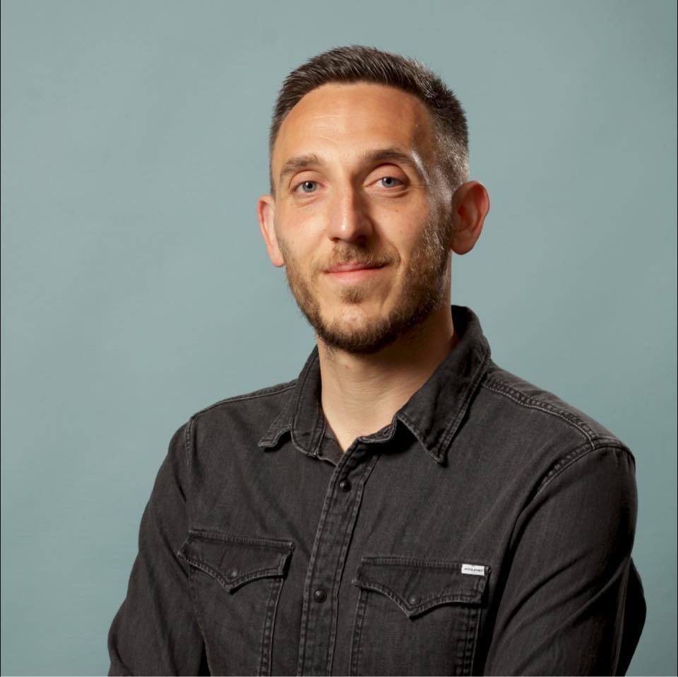 Cyril Sliman, conseiller en communication chez Radio 8, incarne la nouvelle génération de talents pub locaux. Actif sur le terrain comme en ligne, il mise sur la proximité, l’écoute et la créativité pour connecter les Ardennes à la puissance de la radio.