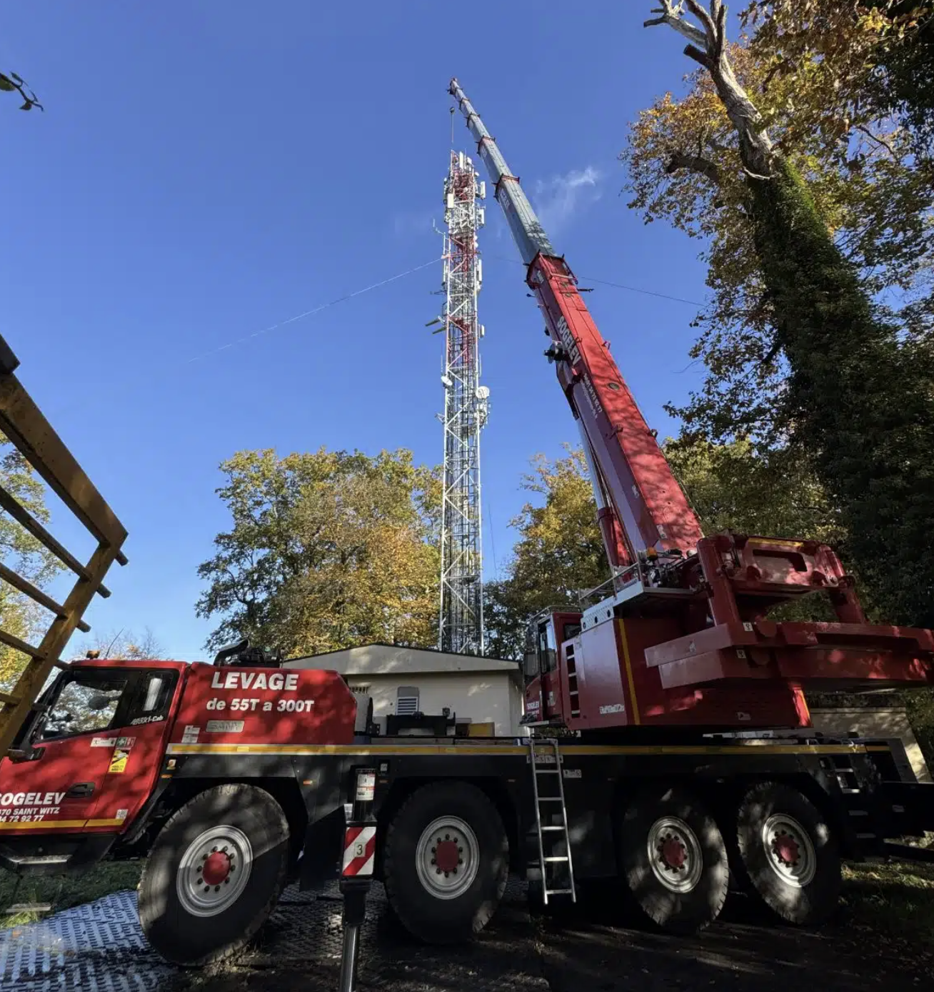 Ces nouveaux déploiements, pilotés et réalisés par les équipes de TDF, ont fait souvent appel à des moyens de levage impressionnants, tels que des héliportages ou des grutages © TDF