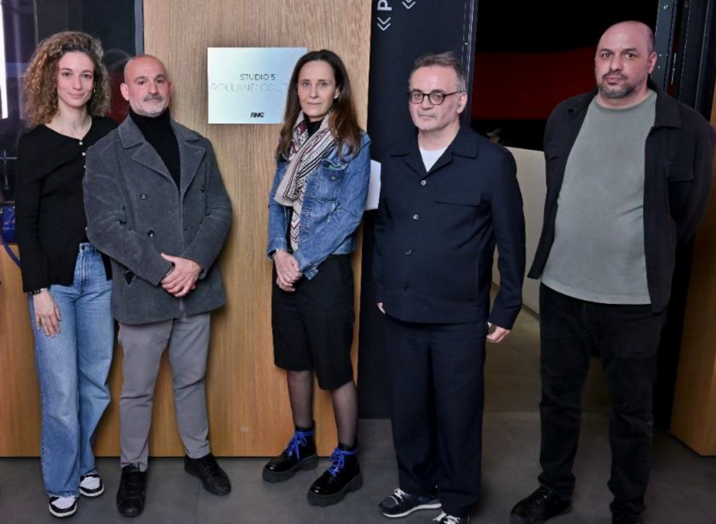 Le "Studio 5 RMC – Rolland Courbis", nouvellement baptisé, lors d’un moment dédié à l’hommage rendu à Rolland Courbis ce 5 février 2026.