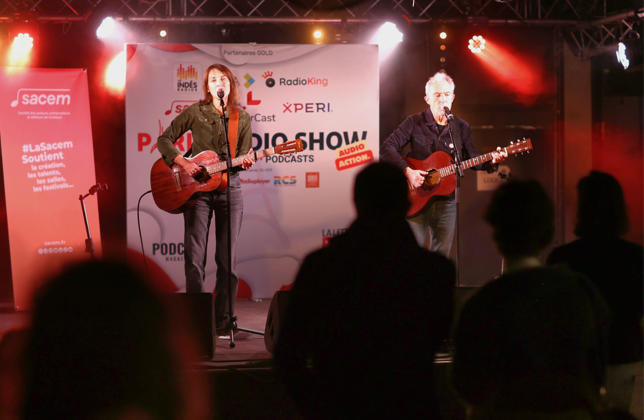 Le Paris Radio Show a accueilli un moment musical incontournable avec le Showcase French V.I.P., organisé avec le soutien de la SACEM et de ses partenaires, afin de mettre en lumière trois artistes au talent affirmé, représentants d’une nouvelle scène pop francophone.