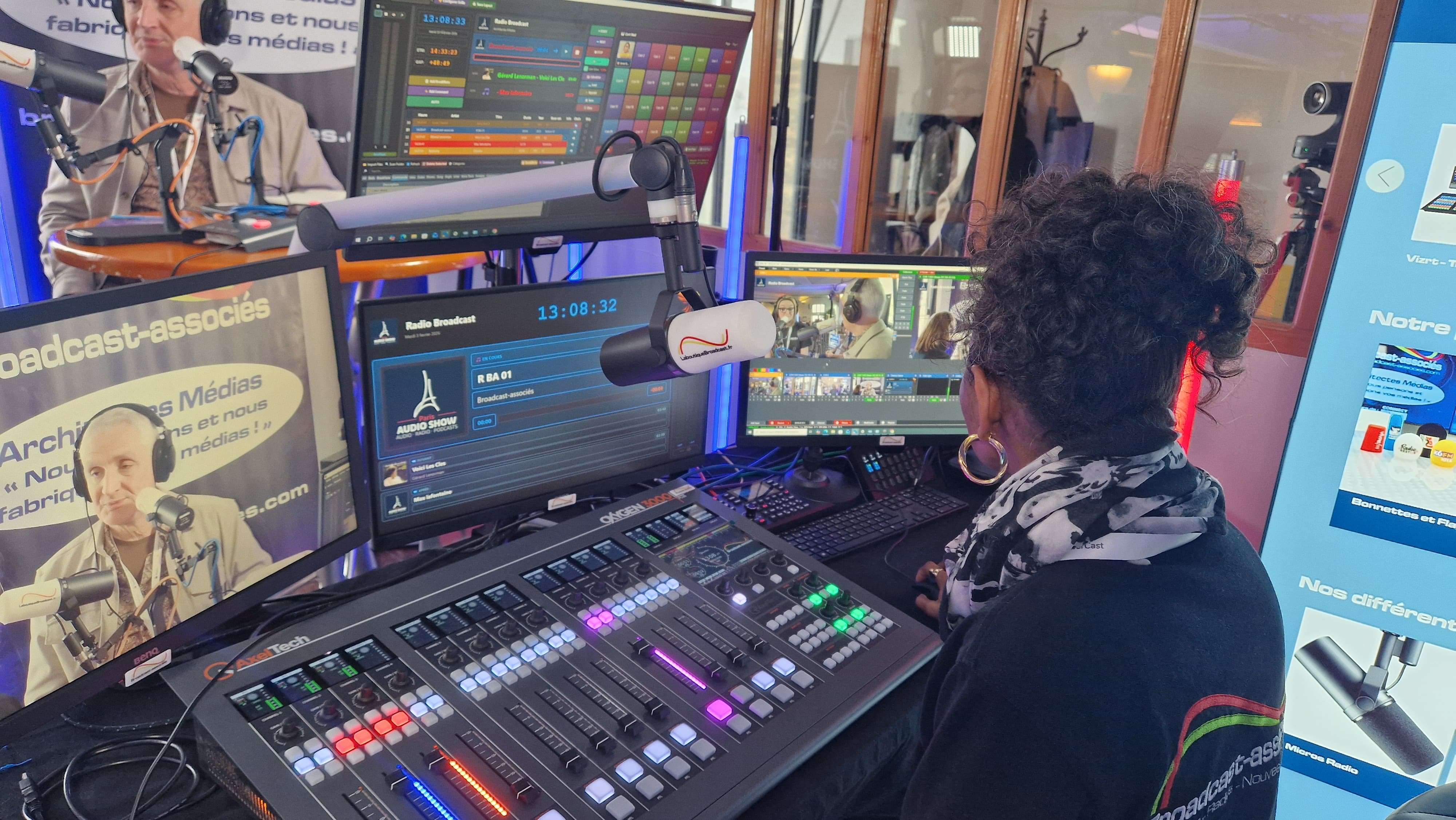 La régie vidéo et audio de "Radio Broadcast" exploitée par Broadcast-associés pendant le Paris Radio Show 2026