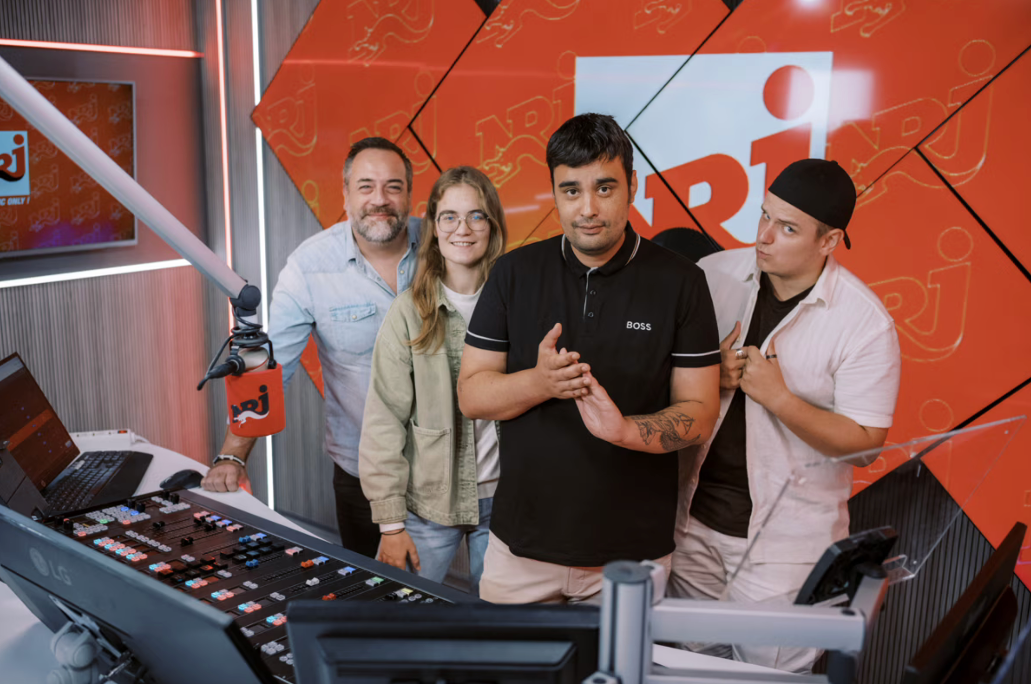 Mike, Coco, Jeff et Julien : une partie de l'équipe de NRJ Belgique. La marque NRJ dans son ensemble atteint désormais 5.8% de PDM