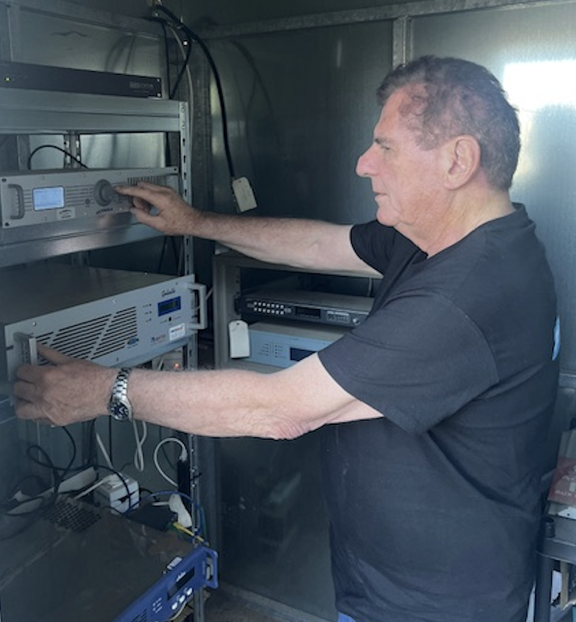 Jean Clergue, PDG de Pyrénées FM, met en service le nouvel émetteur de la station à Foix sur la fréquence 97.1, autorisée par l’Arcom. Cette extension renforce la couverture du centre de Foix vers la Bastide-de-Sérou et Pamiers, au sein d’un réseau revendiquant plus de 3.5 millions d’auditeurs potentiels.