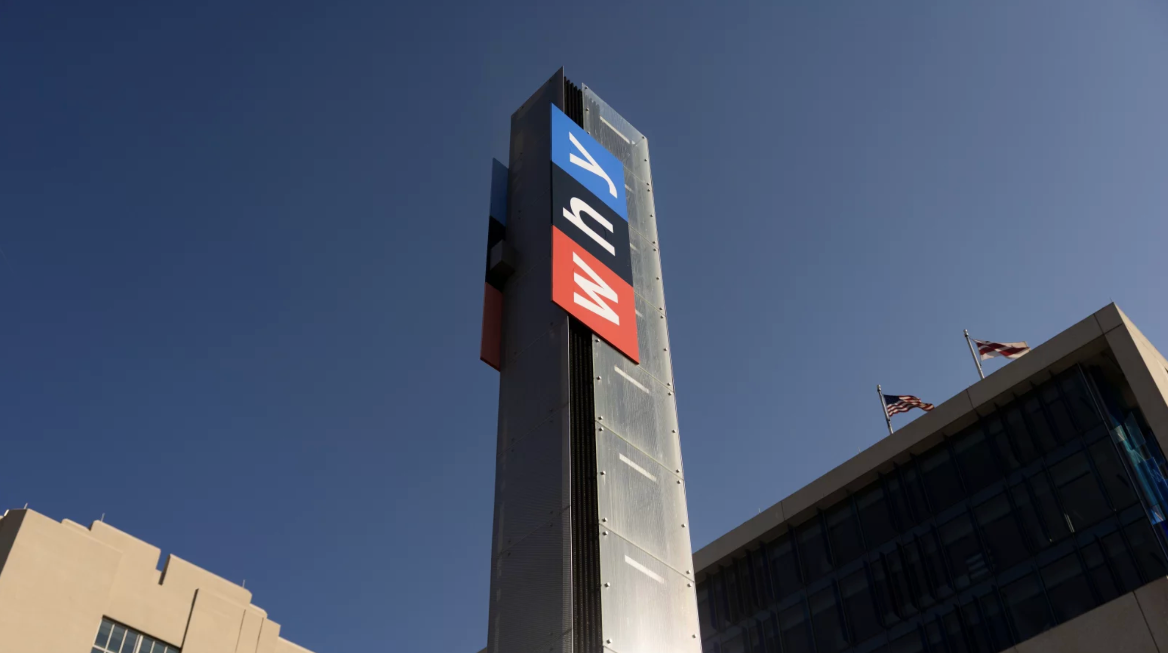 NPR transforme son logo en "How, Who, Why" dans le cadre de sa campagne nationale "For your right to be curious". © Ryan Collerd