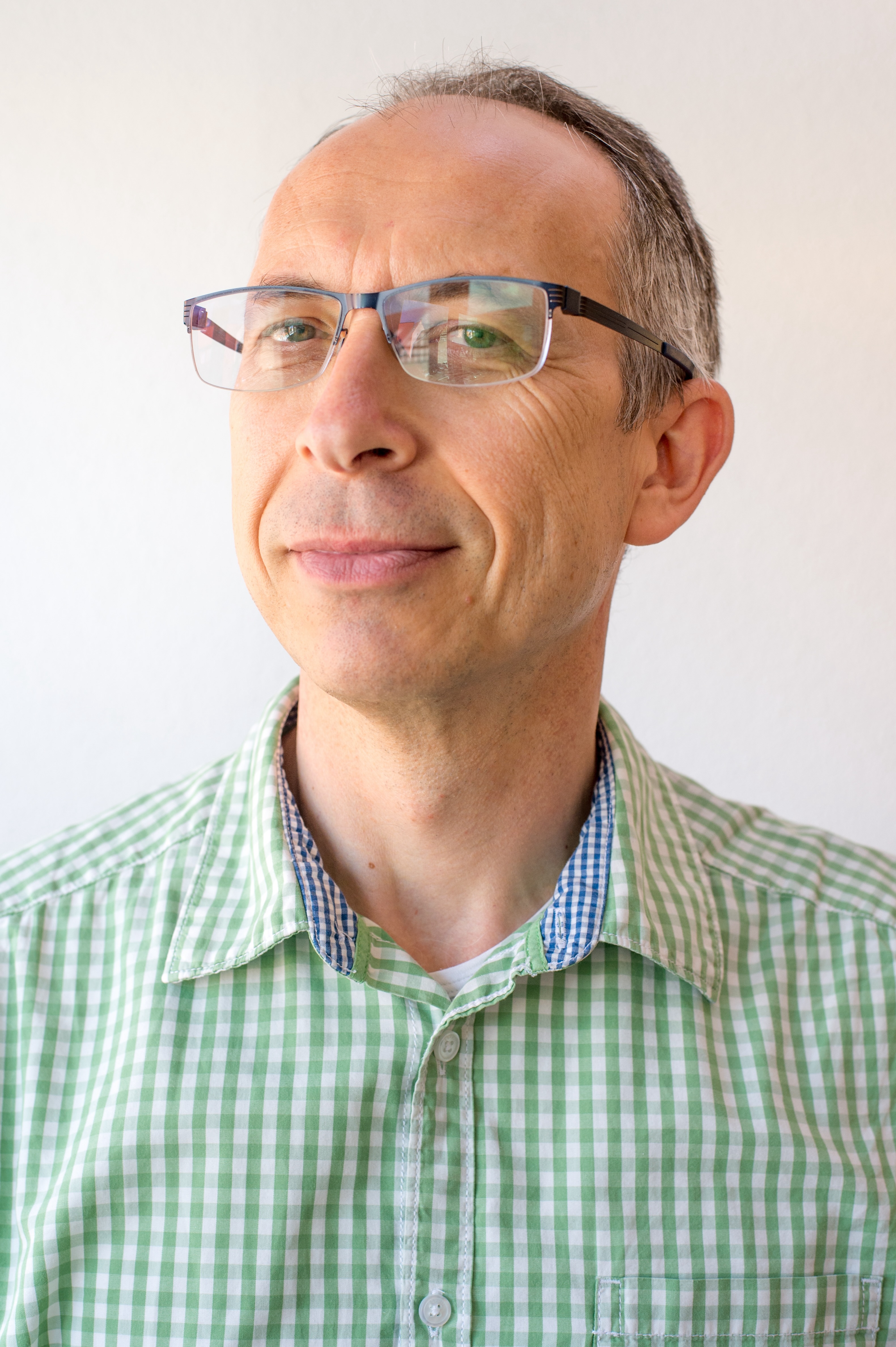 Christophe Deleu, producteur à France Culture et enseignant en journalisme, explore dans son ouvrage l’art délicat de l’interview des anonymes. À travers la radio et le podcast, il analyse comment la confiance, l’écoute et l’émotion façonnent la parole ordinaire.