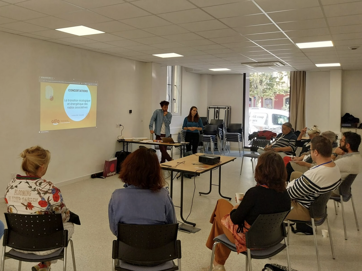 Pablo Belime et Marion Ser ont animé une concertation réunissant une cinquantaine de radios associatives pour analyser les enjeux écologiques et énergétiques du secteur. Cette démarche collective a permis d’identifier les fragilités du modèle et de préparer des outils, comme SONAR, pour accompagner la transition écologique de la filière.