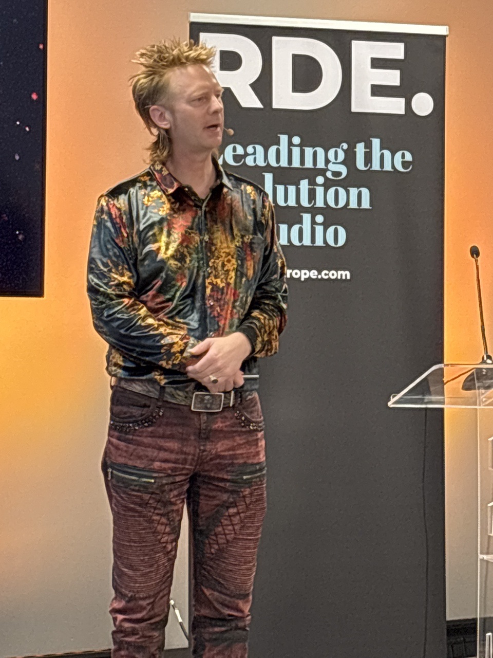 Matthias Schenk, Director of Product Development chez RMS explique que pour contrer le transfert des budgets publicitaires vers l'audio digital, les diffuseurs radio doivent adopter une stratégie de monétisation en trois étapes : construire un stack ad tech, développer une couche de données propriétaire et former des équipes de vente spécialisées.