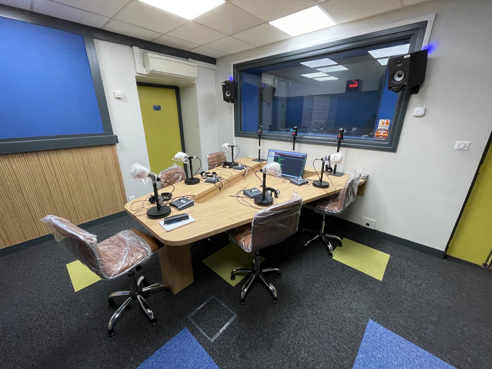 RVVS et RVE modernisent leurs studios avec Broadcast-associés