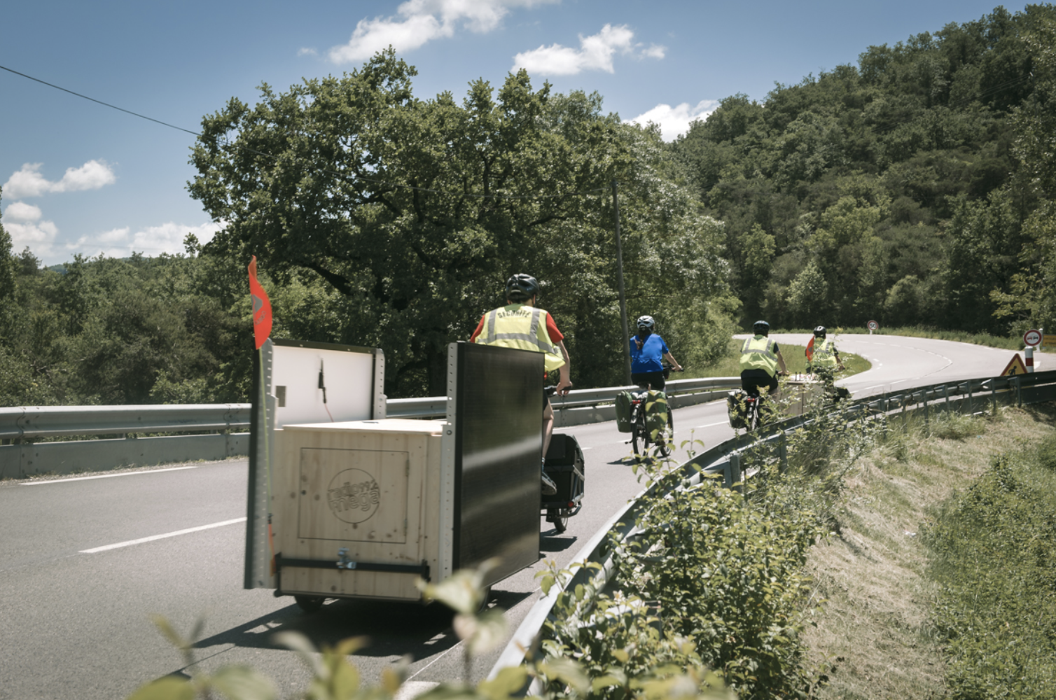 Le studio vélo radio de Radio Méga en itinérance sur les routes de la Drôme lors d’un parcours de 350 km sur 5 jours. Un dispositif mobile au cœur de la "Traversée de la Drôme à Vélo 2026", mobilisant 100 apprentis journalistes pour une production en direct.