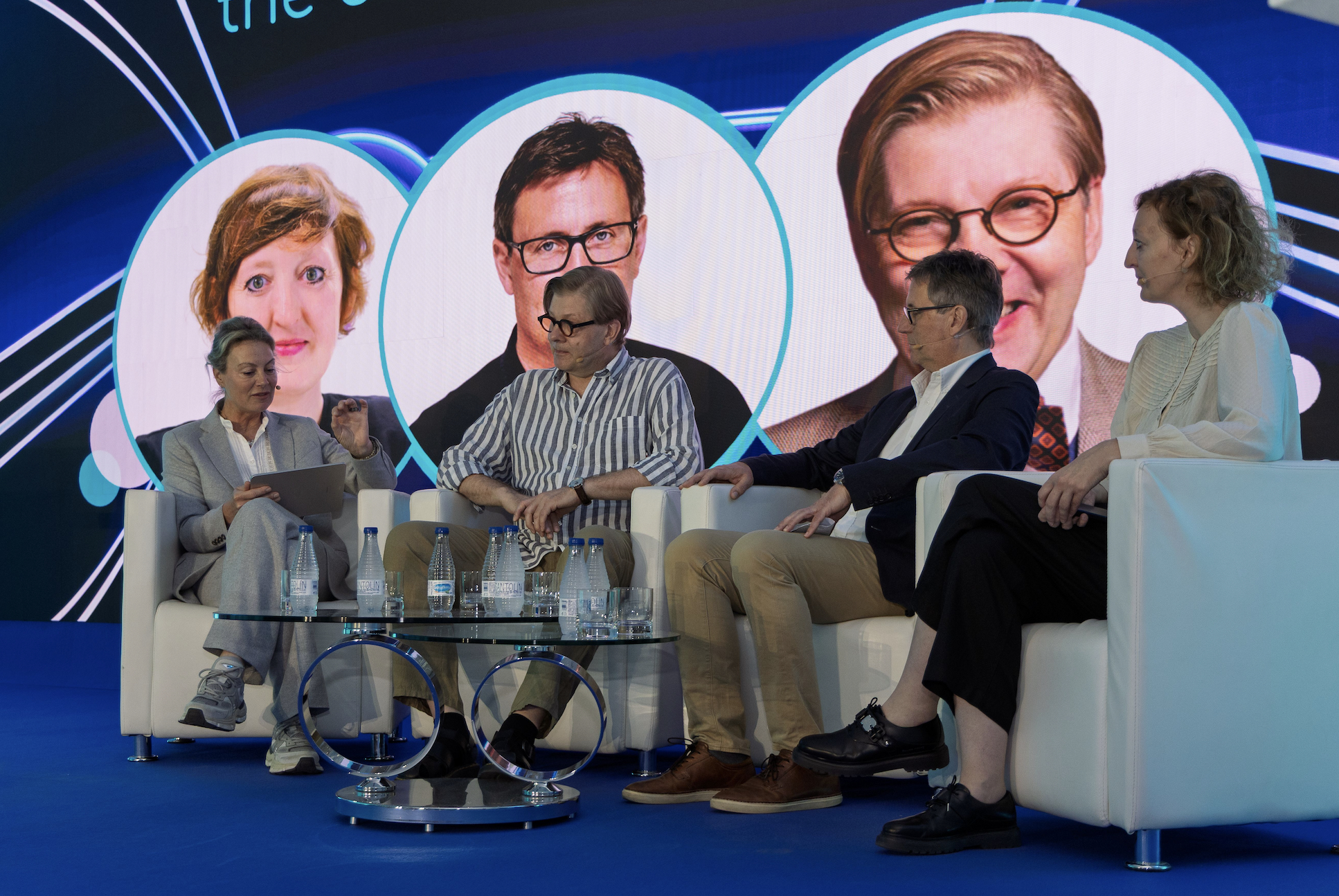 Le WorldDAB Automotive 2025 avec, à gauche, Jacqueline Bierhorst, présidente du WorldDAB, aux côtés de plusieurs intervenants du secteur de la radio et de l’automobile