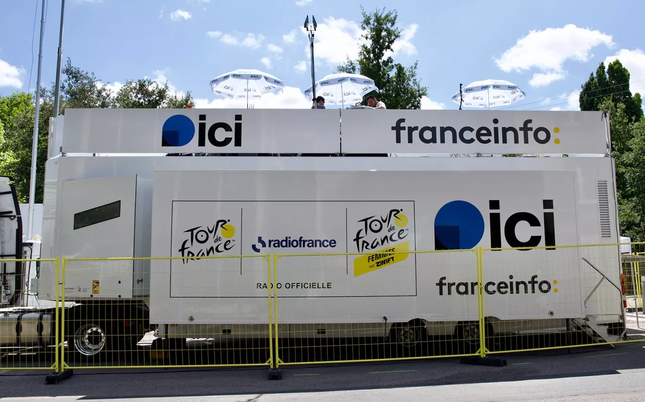 Radio officielle du Tour de France depuis 2012, ICI mobilise ses 44 radios locales pour couvrir les 30 étapes de l'édition 2026. Le dispositif associe couverture en direct à l'antenne, offre numérique sur ICI.fr et podcast dédié aux territoires traversés. © Radio France