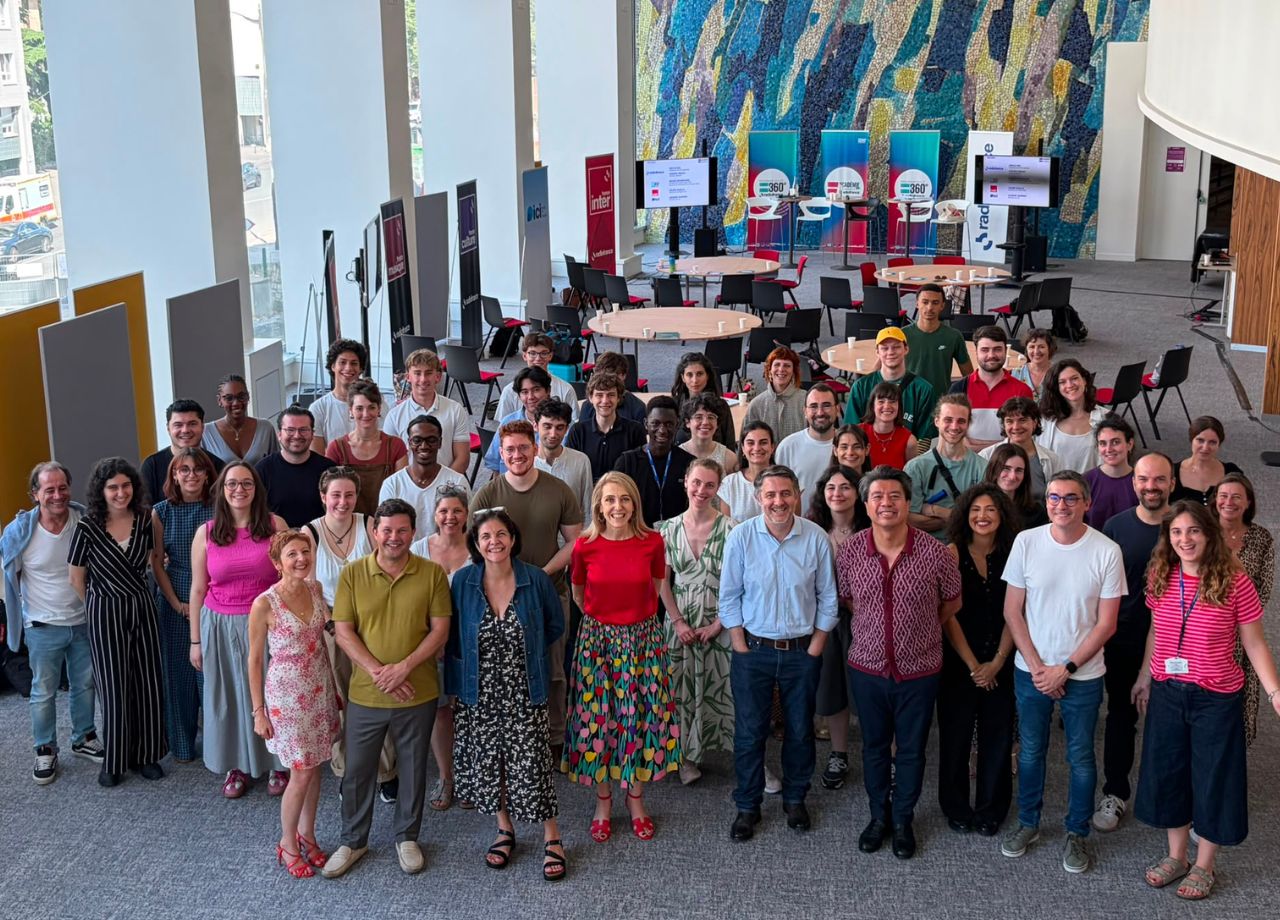 Les 37 participants de la 6ᵉ promotion de l'Académie des antennes de Radio France ont été accueillis à la Maison de la Radio et de la Musique avant de rejoindre les équipes des antennes nationales et de 13 stations du réseau ICI. © Radio France