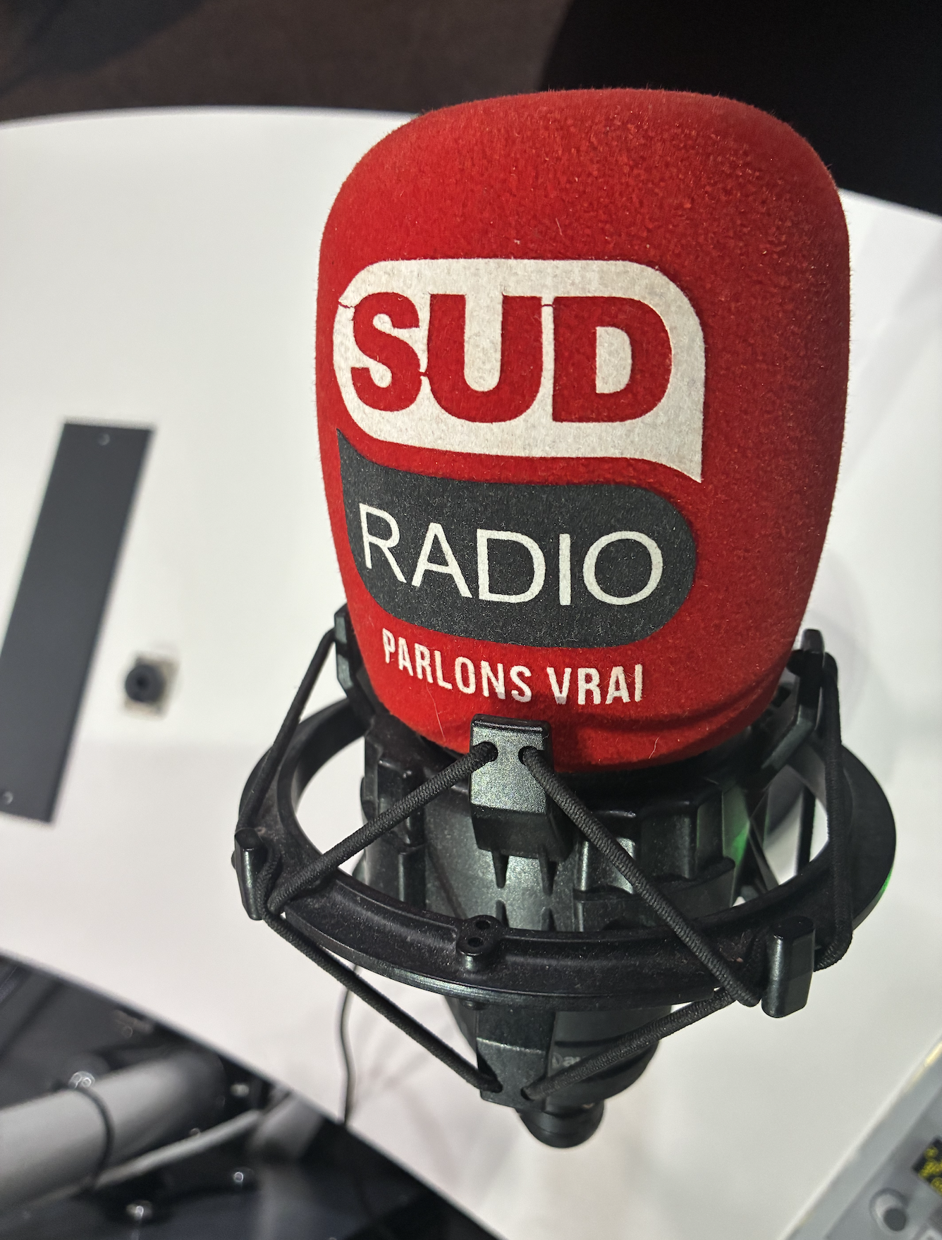 Jusqu'au au 29 août, Sud Radio mise sur la proximité, les débats et les territoires