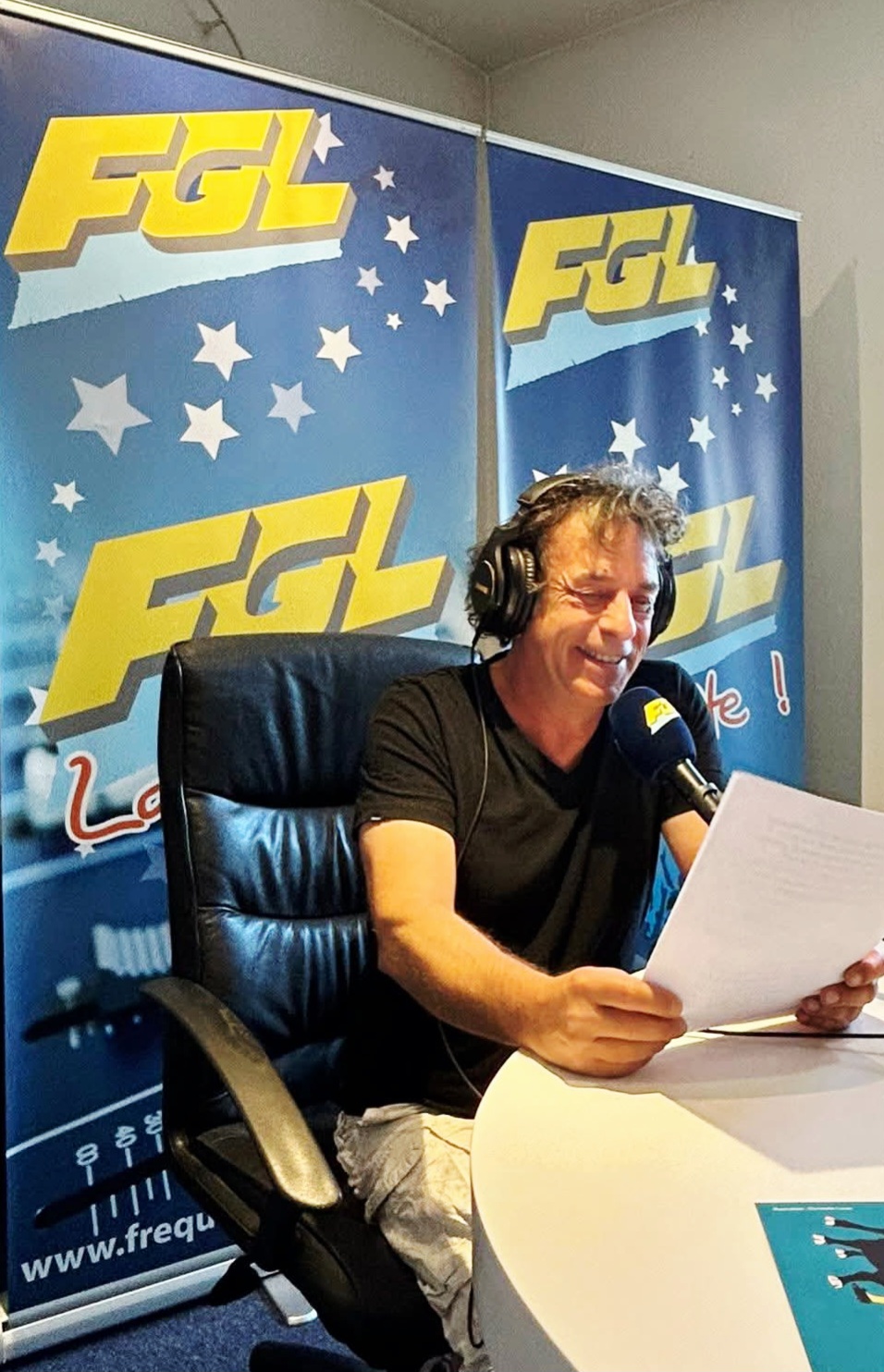 Figure incontournable de FGL, Hervé Delrieu est l'un des piliers de la station. Son engagement de longue date en fait l'une des voix et des forces vives de cette radio de proximité. © FGL