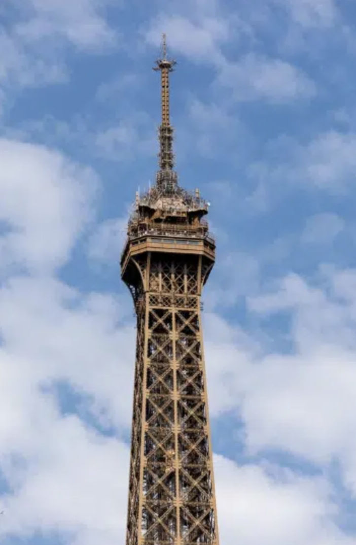 Les installations de diffusion de TDF, situées au sommet de la tour Eiffel, assurent la diffusion d'une trentaine de radios publiques et privées auprès de douze millions d'habitants en Île-de-France. Chaque été, elles font l'objet d'une campagne de maintenance afin de garantir la qualité et la continuité du service.  Source : TDF