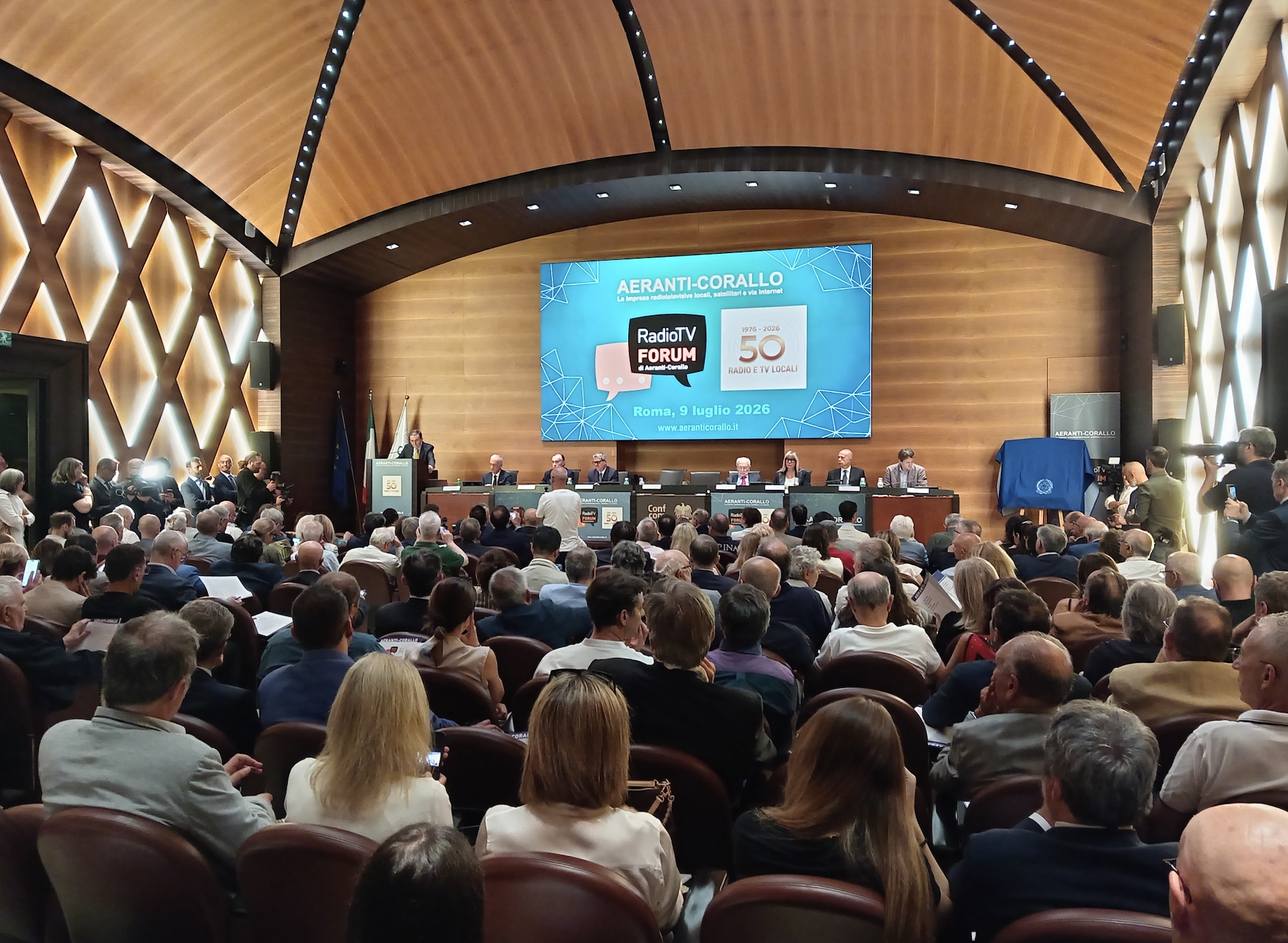 Lors du RadioTV Forum 2026, Aeranti-Corallo a également appelé à garantir la présence des radios locales dans les voitures connectées, un enjeu jugé stratégique pour préserver l'accès des auditeurs aux programmes à l'heure de l'évolution des usages embarqués.  Source : Aeranti-Corallo.