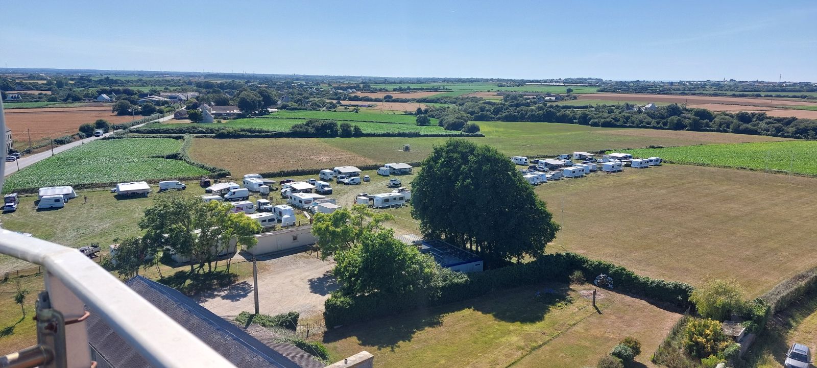 Vue depuis le sommet du château d’eau du Grouanec à Plouguerneau, où se situe l’émetteur de Légende FM. Selon la radio, la sous-alimentation électrique fait suite à l’installation de nombreuses caravanes de gens du voyage sur le terrain jouxtant le Rugby Club de l’Aber. © Légende FM