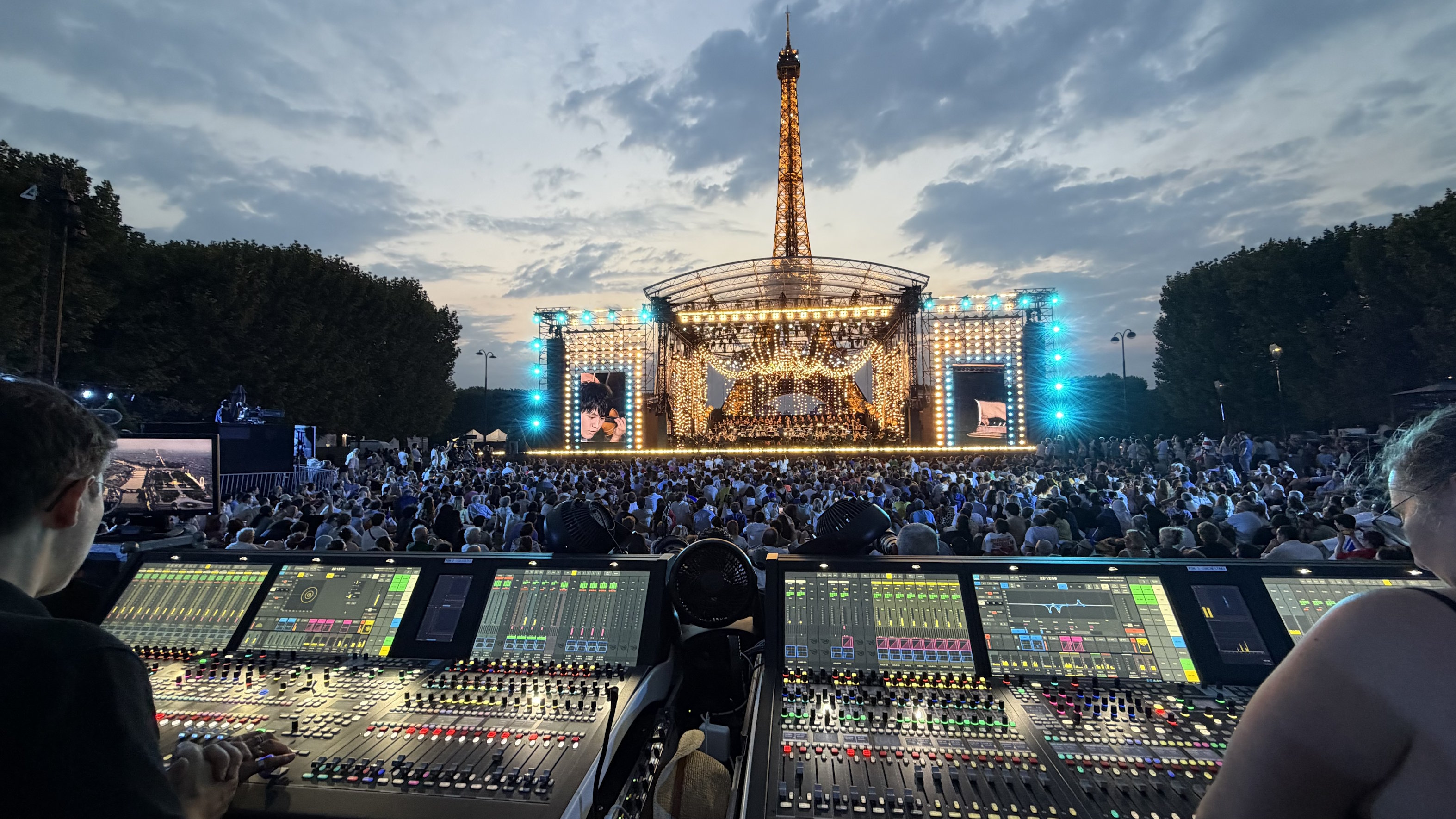Au pied de la tour Eiffel. le Concert de Paris 2026 s’est appuyé sur une infrastructure audio sur IP pour sa production et sa diffusion. Au premier plan. deux consoles Lawo mc²56 utilisées par les équipes son de Radio France. Source : Lawo.