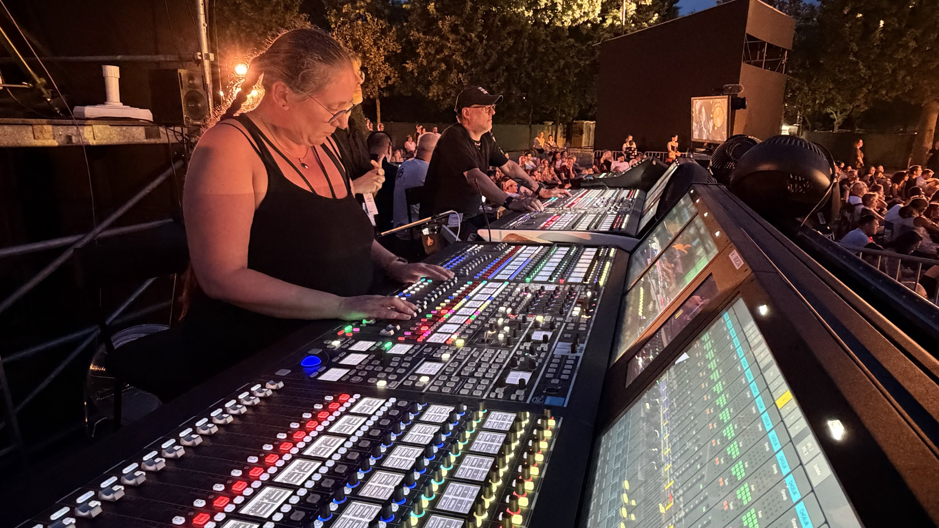 Les équipes son de Radio France aux commandes des consoles Lawo mc²56 lors du Concert de Paris 2026. Le dispositif assurait notamment le mixage des solistes. des chœurs et de l’orchestre. Source : Lawo.