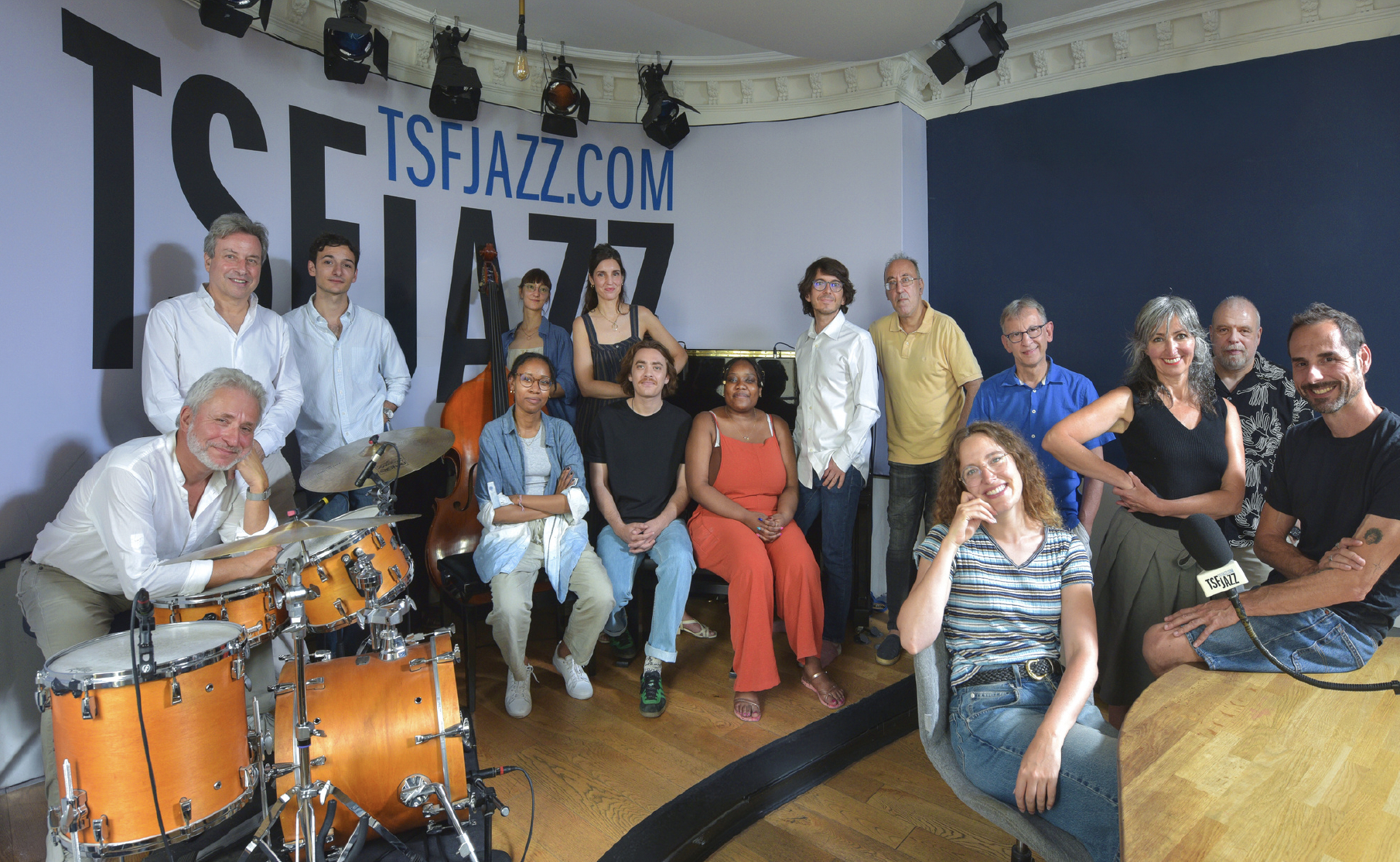 L’équipe de TSFJAZZ réunie dans les studios de la station à l’occasion de la rentrée 2026, marquée par de nouvelles voix, quatre nouveaux programmes et plusieurs rendez-vous désormais hebdomadaires.  Source : TSFJAZZ, dossier de presse rentrée 2026.