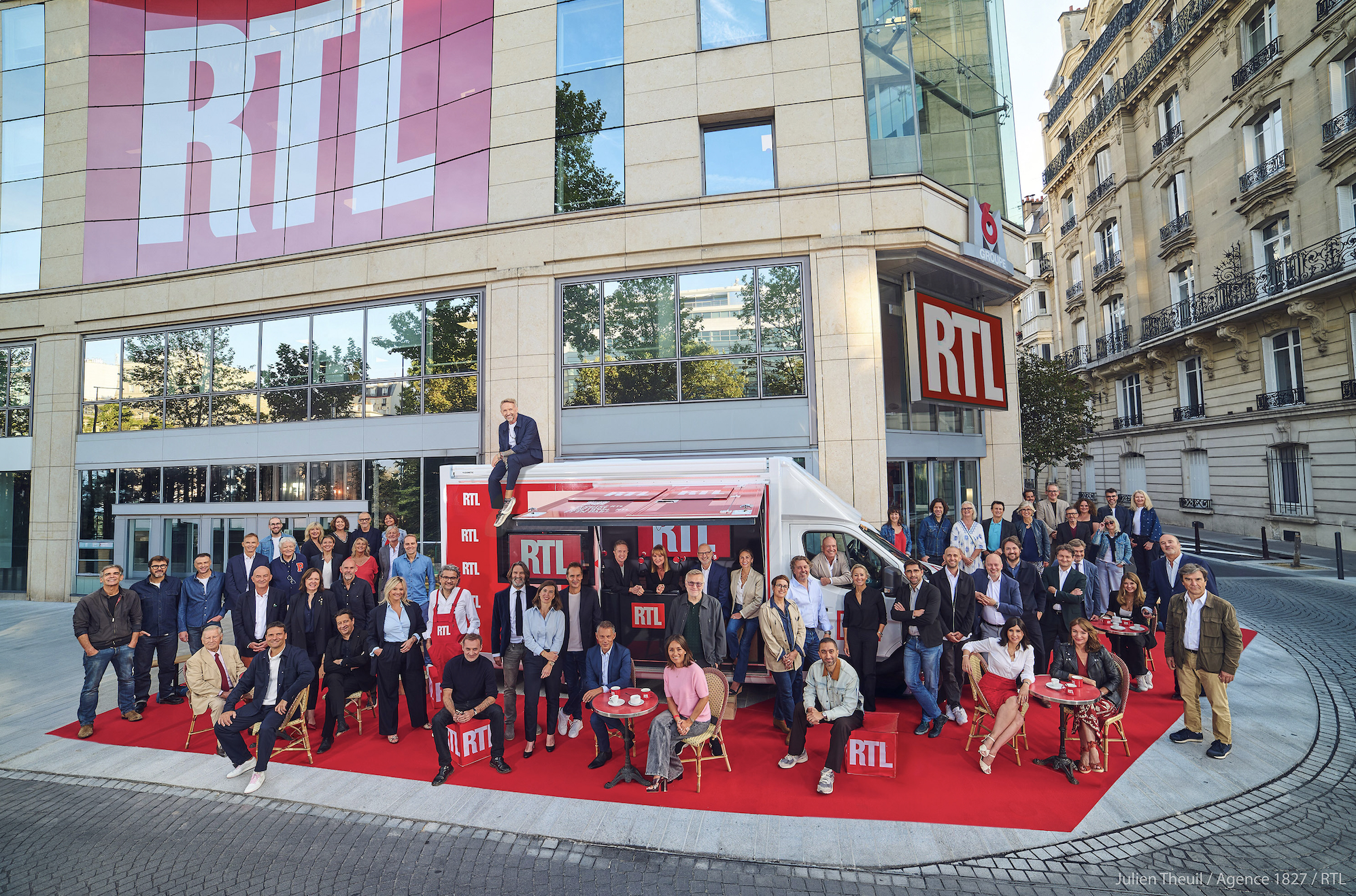 L’équipe de RTL réunie devant les locaux de la station à l’occasion de la rentrée 2026, marquée par les 60 ans de RTL et les 50 ans des "Grosses Têtes". © Julien Theuil / Agence 1827 / RTL