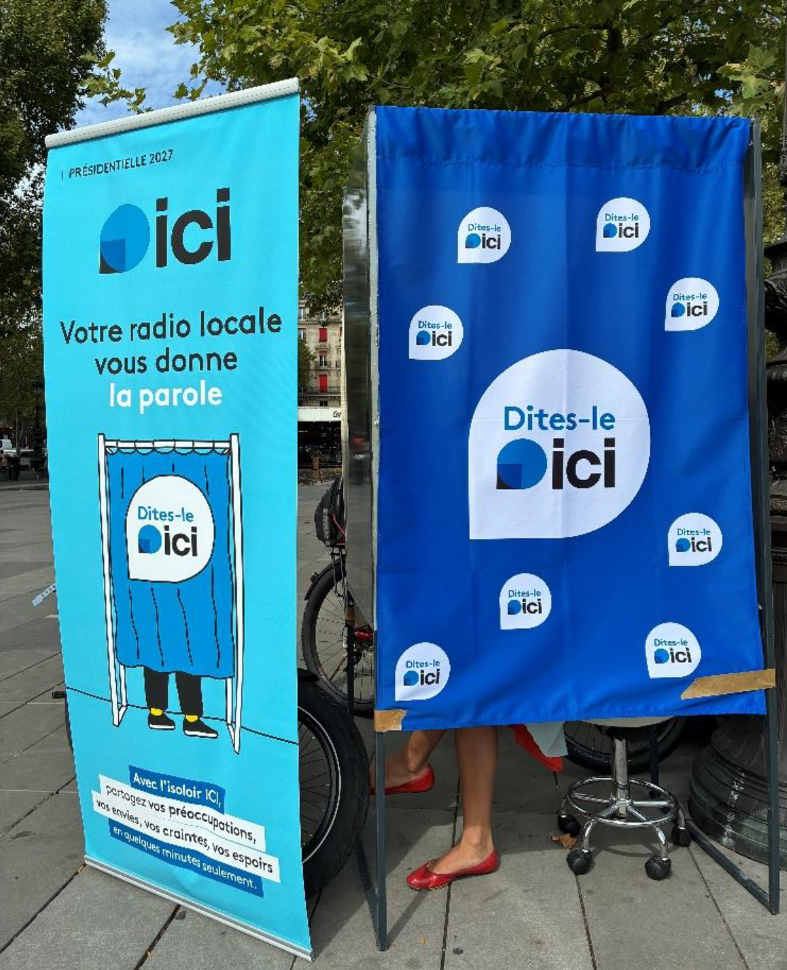 Un isoloir "Dites-le ICI" installé dans l’espace public pour recueillir, face caméra, la parole des Français à l’approche de l’élection présidentielle 2027. Au total, 50 isoloirs doivent être déployés sur le territoire par les 44 radios locales du réseau ICI. Source : Marie Saunier.