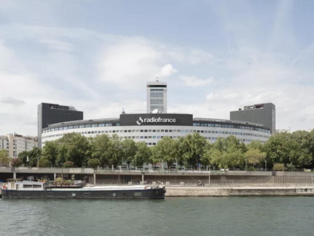 La Maison de la Radio et de la Musique, inaugurée en 1963, accueille les équipes qui produisent chaque jour les programmes des antennes de Radio France. Le bâtiment parisien a été labellisé "Patrimoine du XXe siècle" en 2016 puis inscrit au titre des monuments historiques en 2018. Source : Radio France