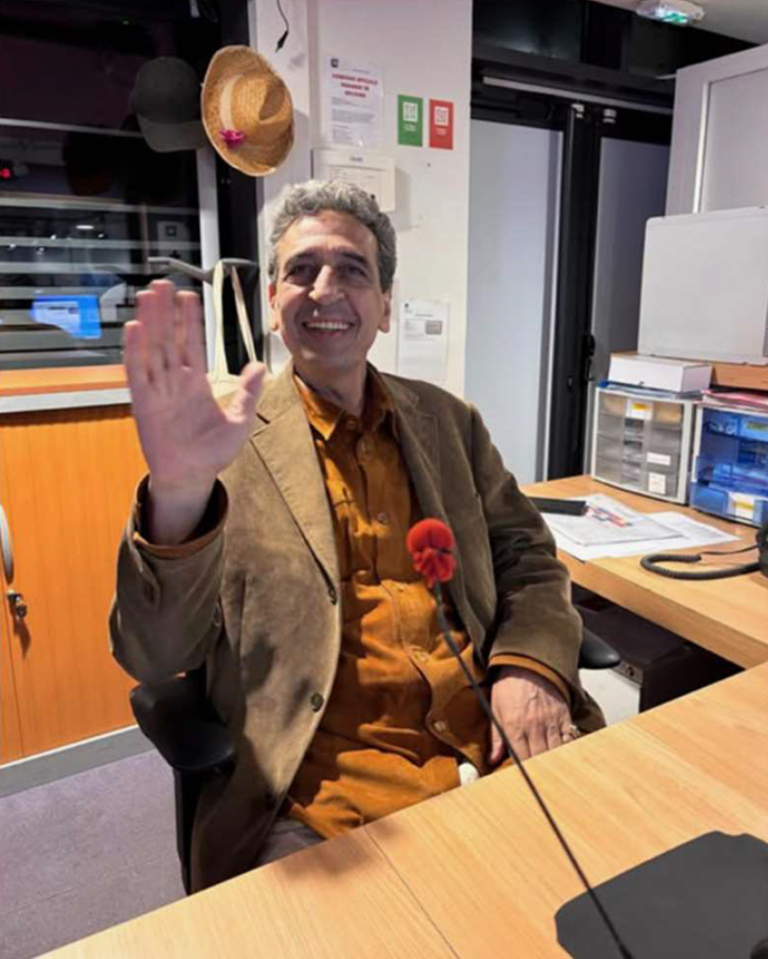 Ahmed Belhaouss, figure de l’accueil et de l’antenne d’ICI Nord pendant plus de 4 décennies, quittera la station le 30 septembre 2026 après 43 années. Crédit photo : ICI Nord.
