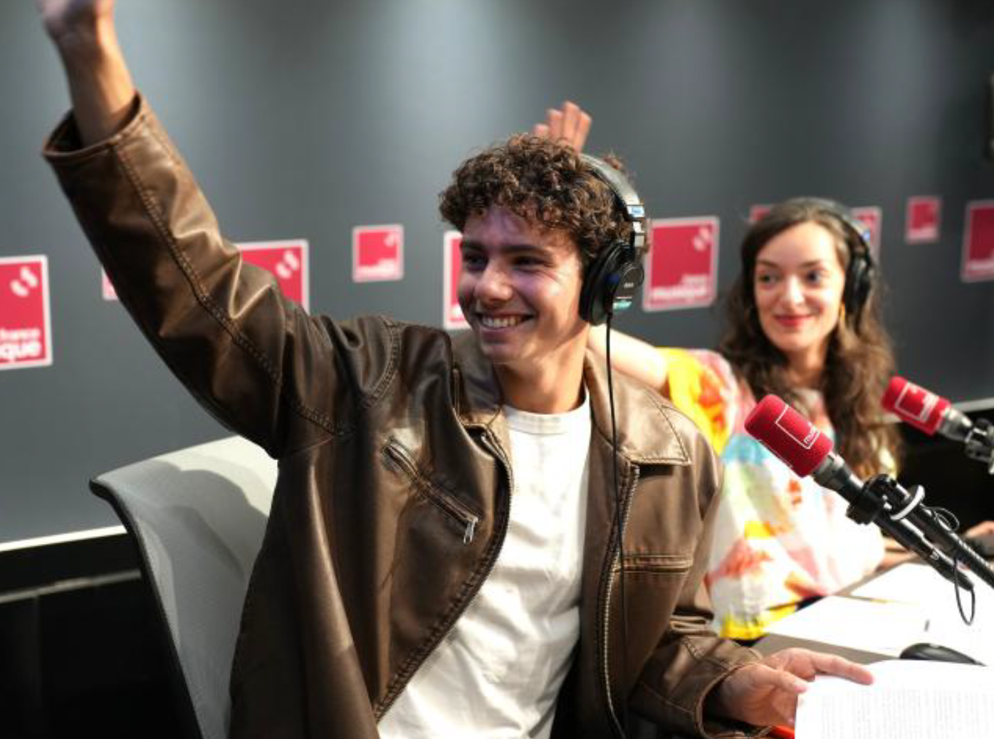 À 22 ans, Hippolyte Pérès présente "Musique Matin" aux côtés de Charlotte Landru-Chandès, du lundi au jeudi de 6h30 à 9h sur France Musique. © Christophe Abramowitz/Radio France