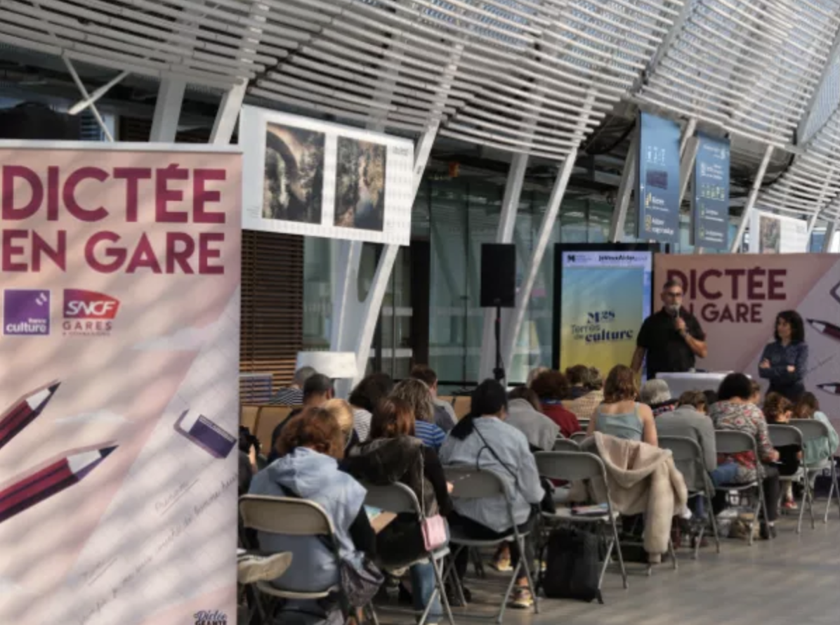 La "Dictée en gare", organisée par France Culture et SNCF Gares & Connexions, propose au public de participer à des sessions de dictée au cœur des gares © Radio France
