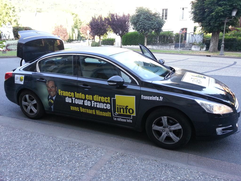 Une des voitures aux couleurs de France Info sur le Tour de France © Twitter  @UnjoursurleTour