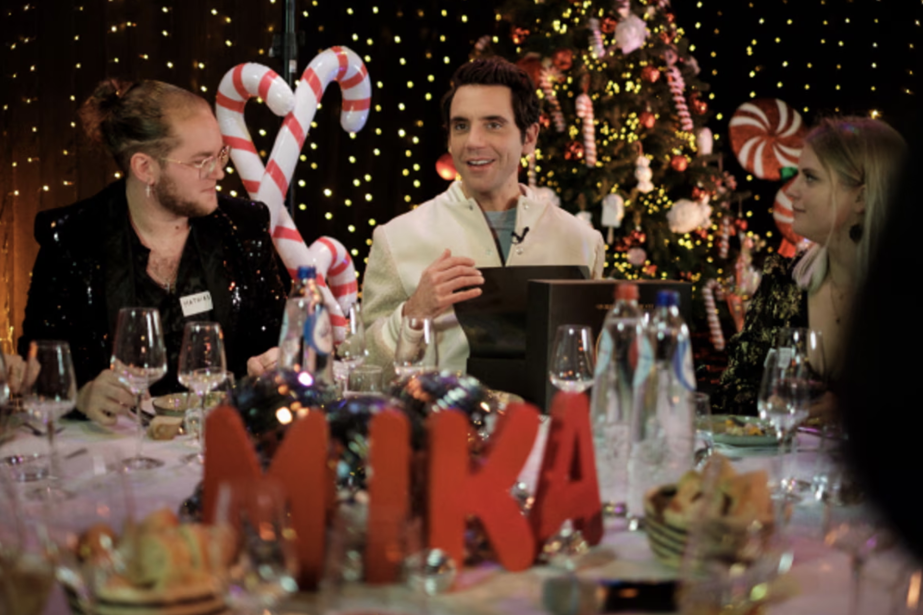 Le chanteur Mika partage un repas avec des auditeurs de Nostalgie Belgique dans le cadre de l'opération "À la table de…", qui propose des rencontres en petit comité avec des artistes. © Nostalgie Belgique