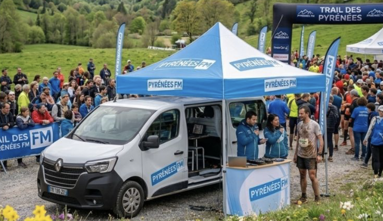 Pyrénées FM déploie son dispositif mobile au Trail des Pyrénées, avec un studio installé au plus près des participants et du public. Une illustration de la présence de la station sur les événements locaux. © Pyrénées FM